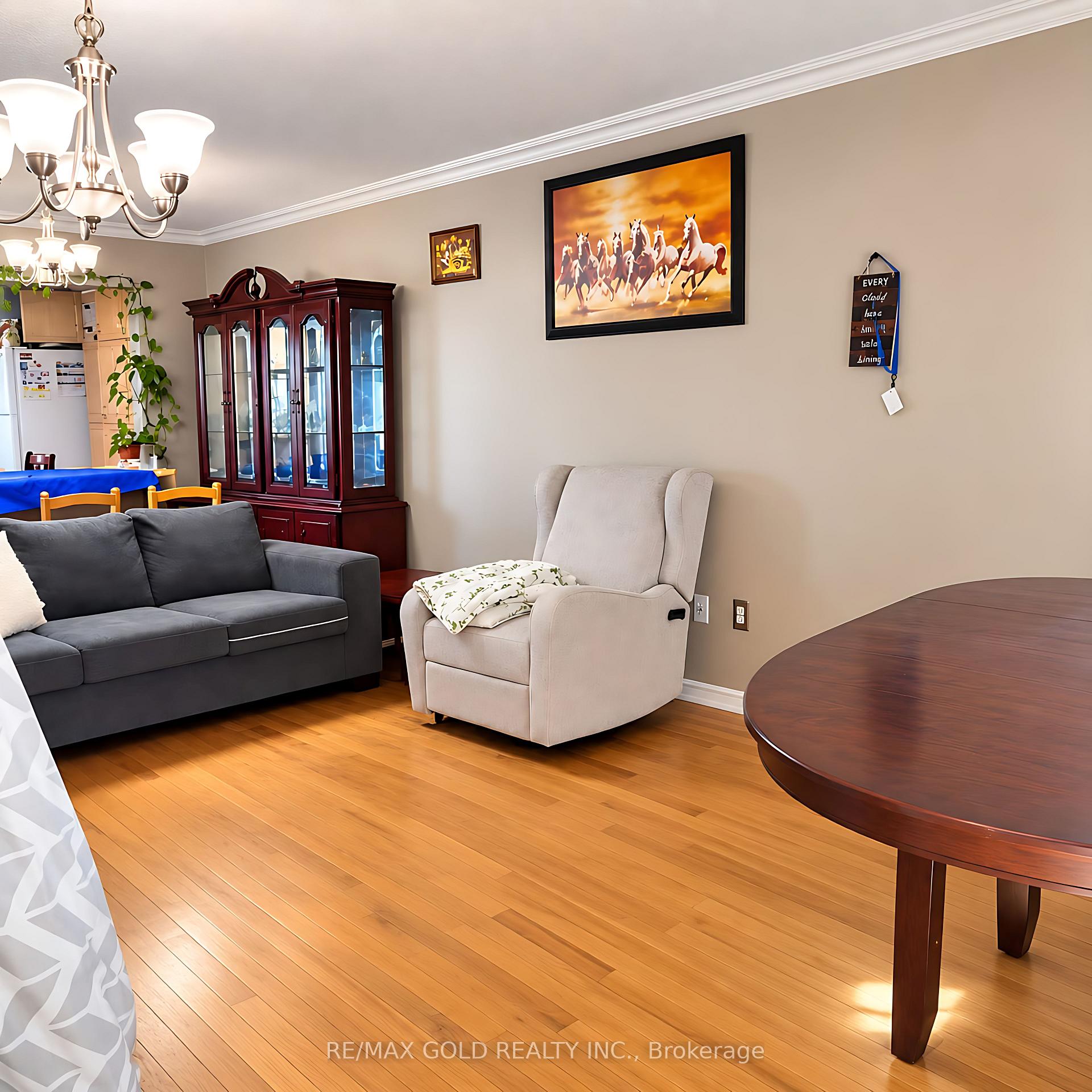 Photo 4 of 32 Steven Court, Brampton, Heart Lake West — HOMEH