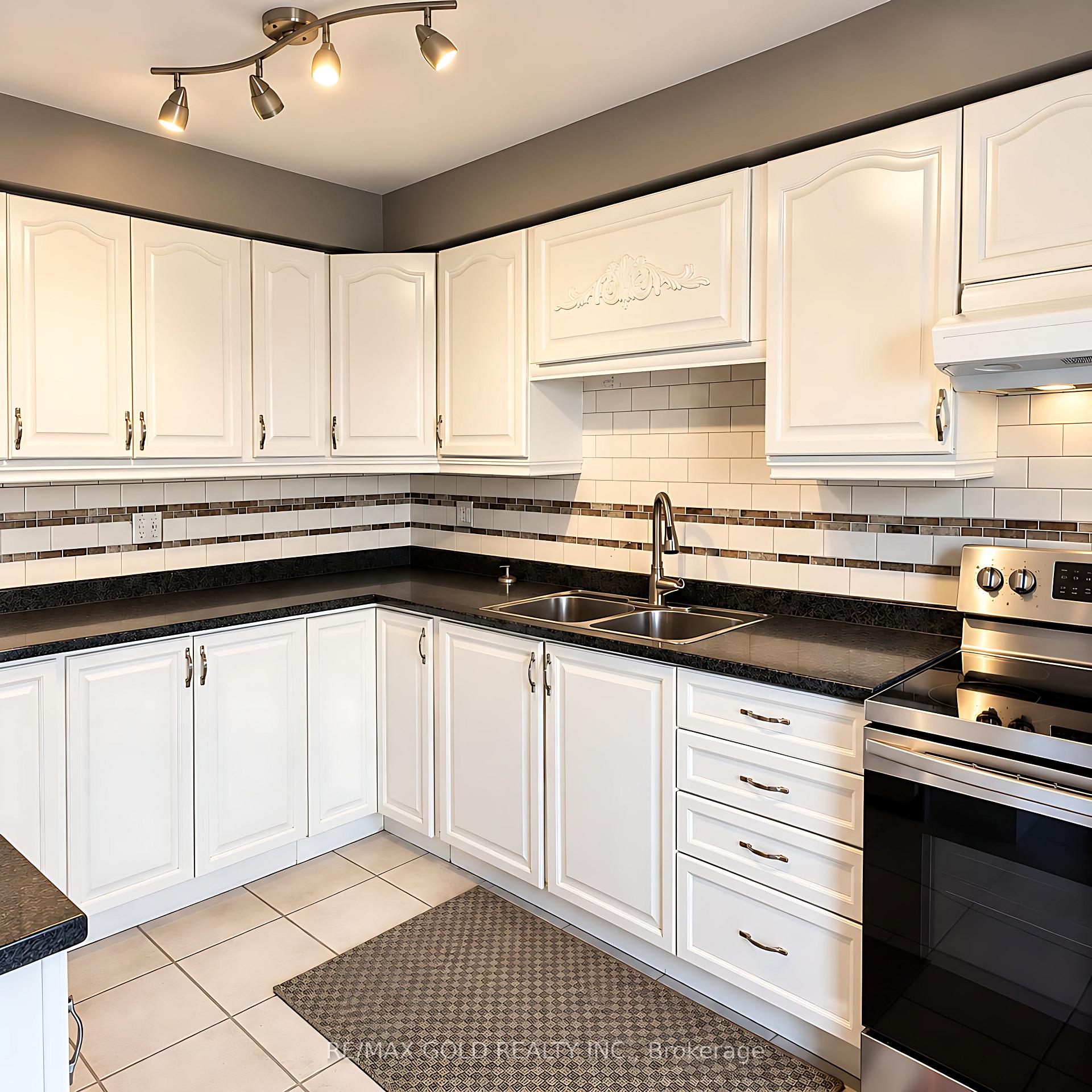 Photo 5 of 32 Steven Court, Brampton, Heart Lake West — HOMEH