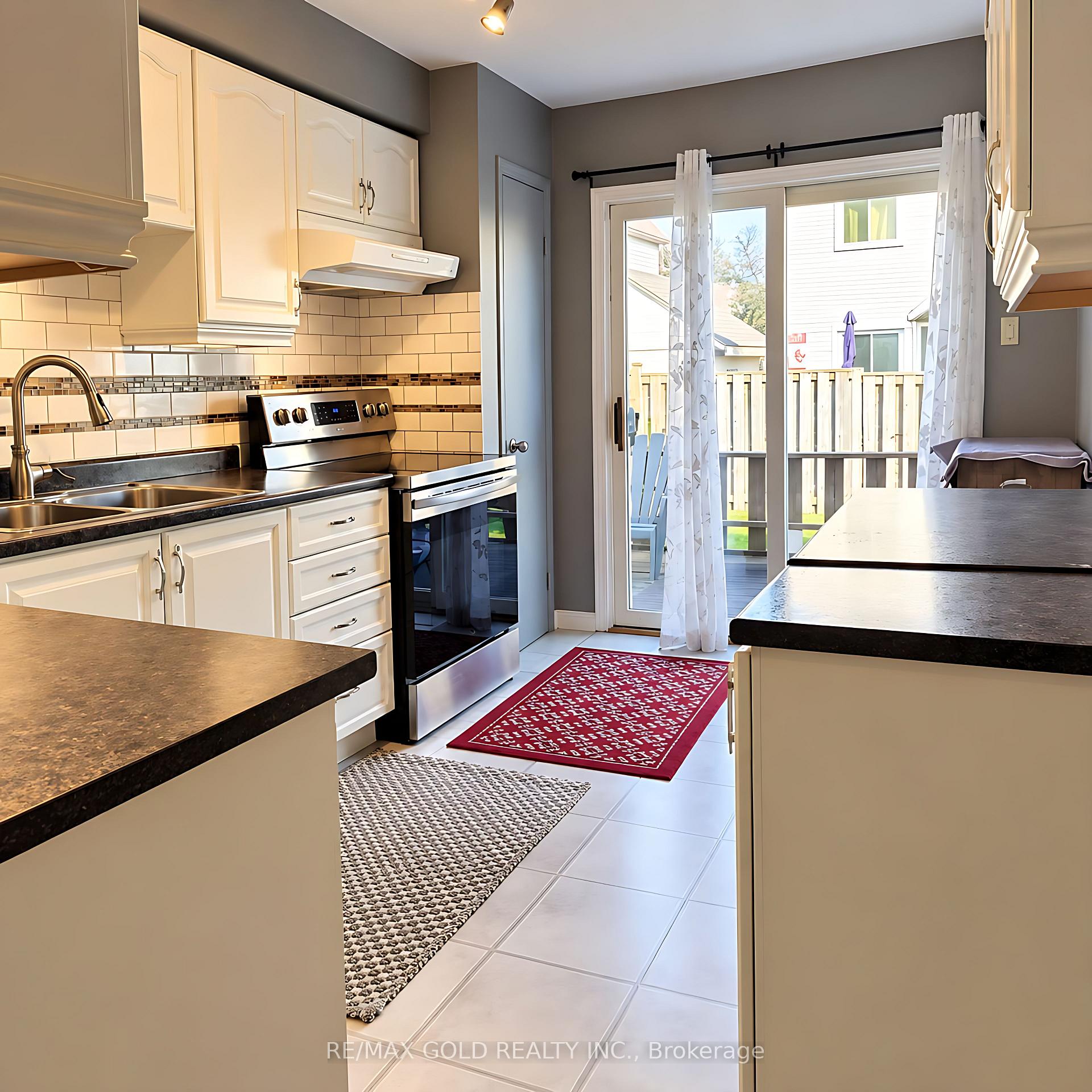 Photo 6 of 32 Steven Court, Brampton, Heart Lake West — HOMEH
