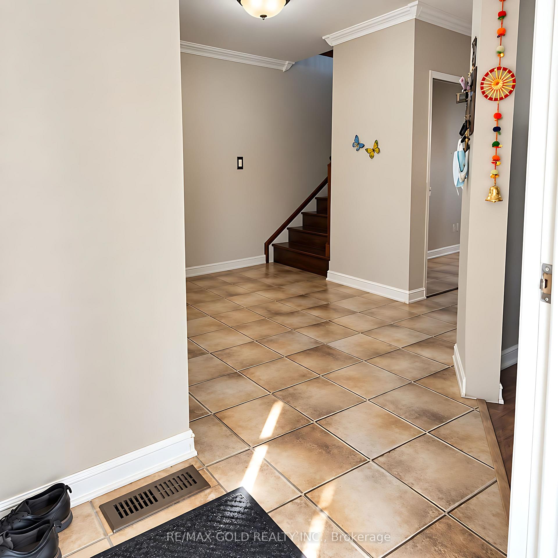 Photo 8 of 32 Steven Court, Brampton, Heart Lake West — HOMEH