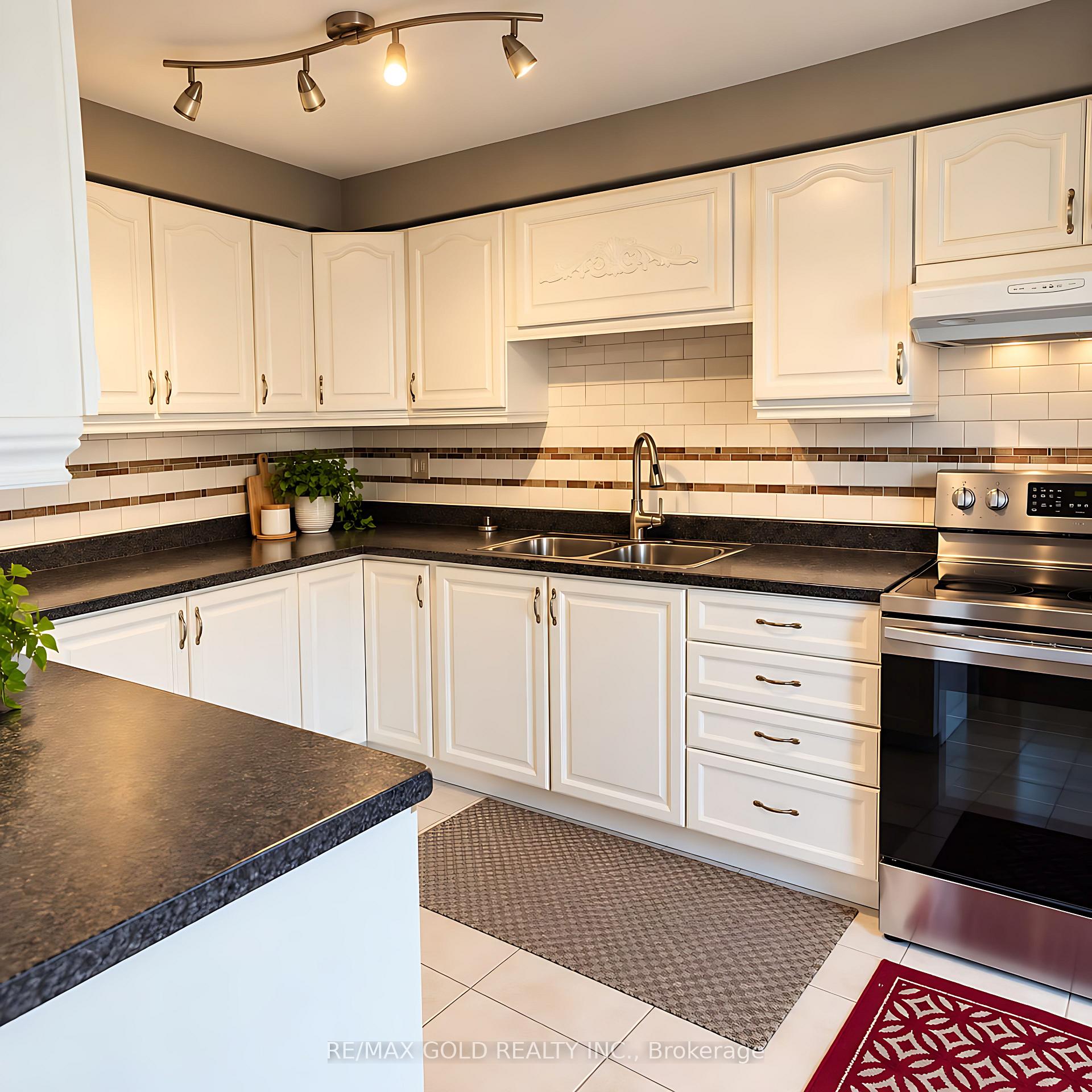 Photo 11 of 32 Steven Court, Brampton, Heart Lake West — HOMEH