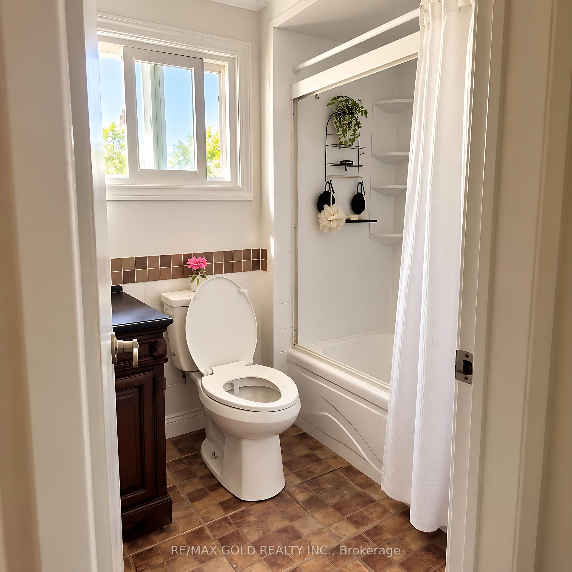 Photo 18 of 32 Steven Court, Brampton, Heart Lake West — HOMEH