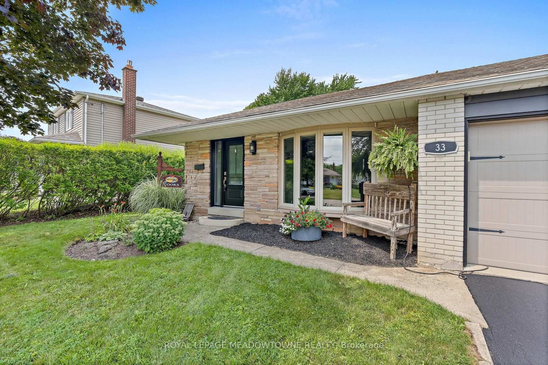 Photo 3 of 33 Fagan Drive, Halton Hills, Georgetown — HOMEH
