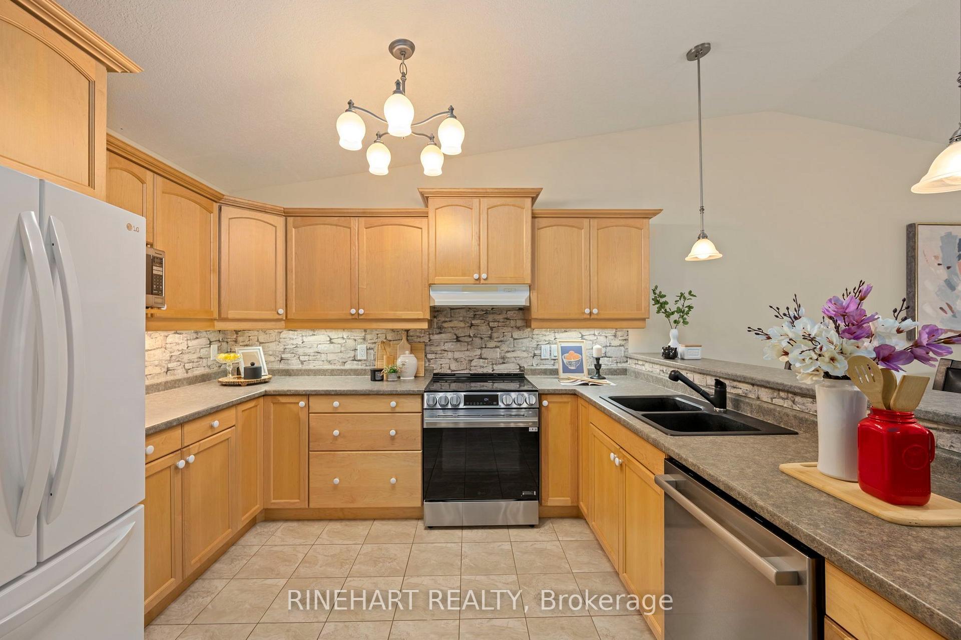 Photo 16 of Unit 17, 121 Meadowcreek Drive, Middlesex Centre, Ilderton — HOMEH