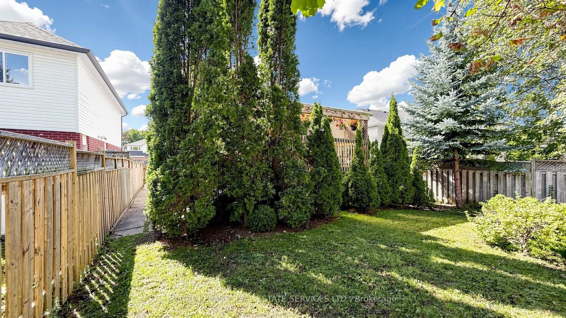 Photo 25 of 816 Beatrice Street E, Oshawa, Pinecrest — HOMEH