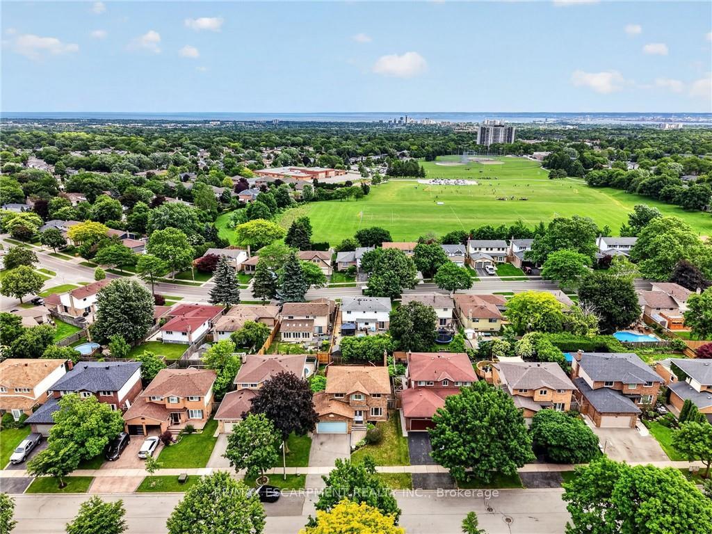 Photo 3 of 2450 Overton Drive, Burlington, Brant Hills — HOMEH