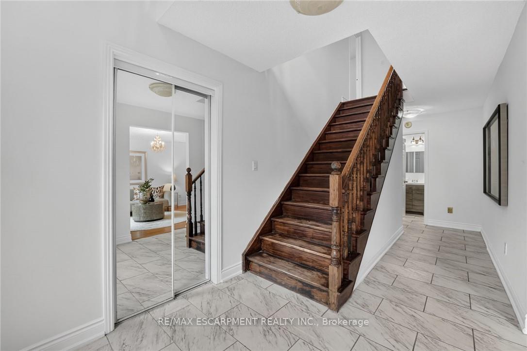 Photo 6 of 2450 Overton Drive, Burlington, Brant Hills — HOMEH
