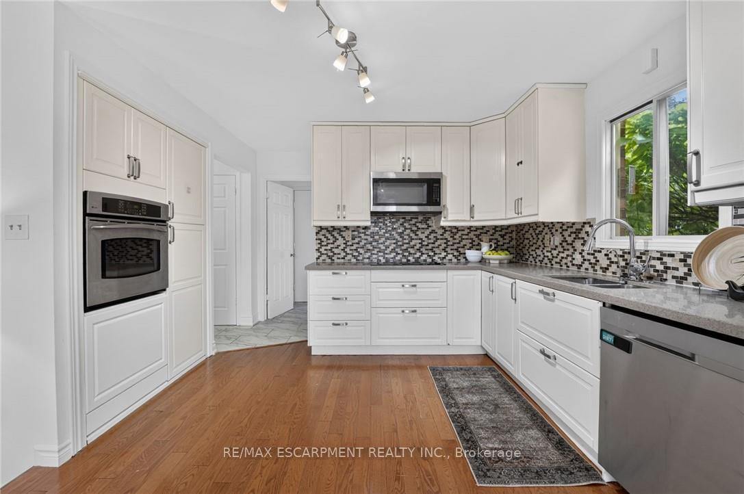 Photo 13 of 2450 Overton Drive, Burlington, Brant Hills — HOMEH