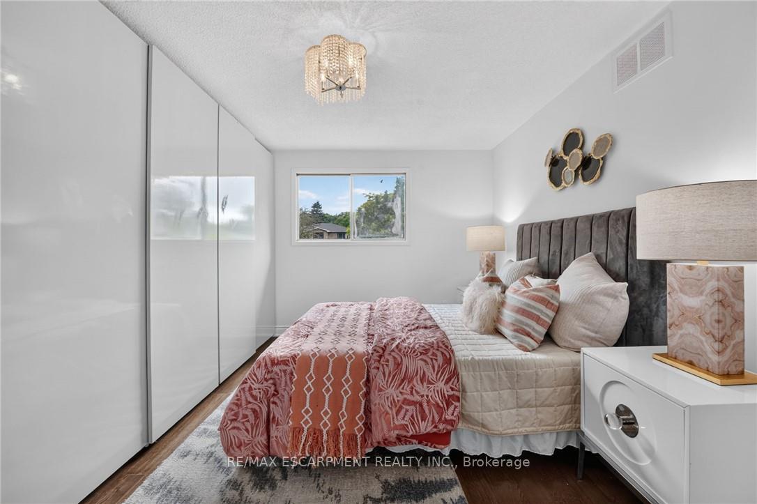 Photo 24 of 2450 Overton Drive, Burlington, Brant Hills — HOMEH