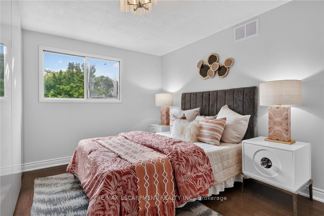 Photo 25 of 2450 Overton Drive, Burlington, Brant Hills — HOMEH