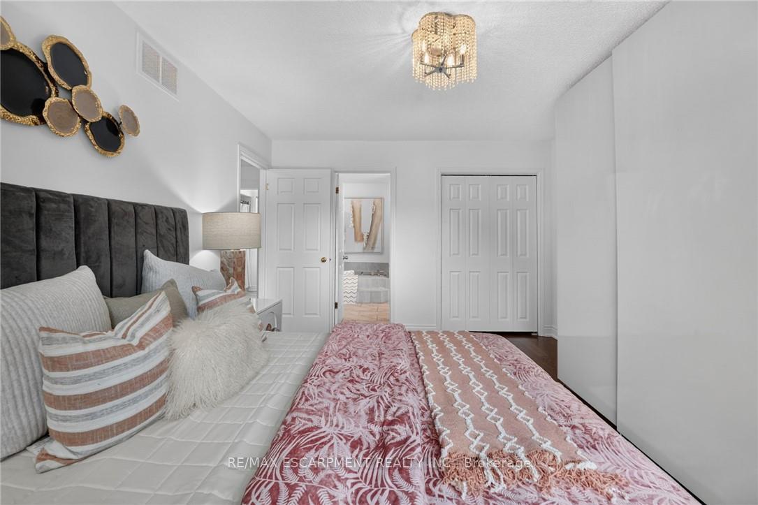 Photo 26 of 2450 Overton Drive, Burlington, Brant Hills — HOMEH