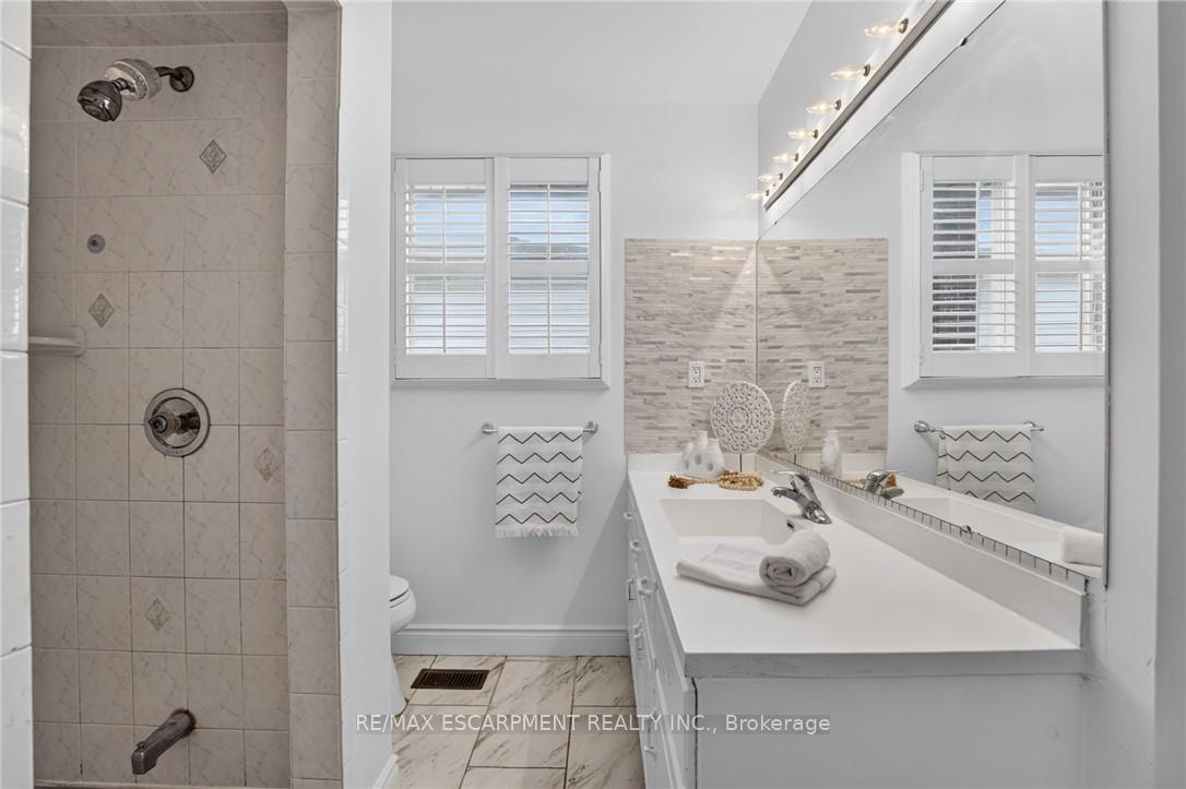 Photo 32 of 2450 Overton Drive, Burlington, Brant Hills — HOMEH