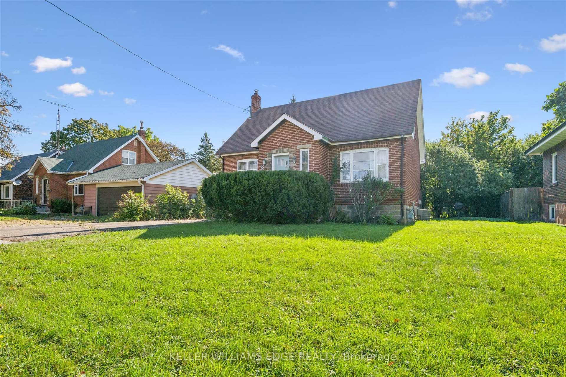 Photo 4 of 23 Mercer Drive, Brampton, Downtown Brampton — HOMEH