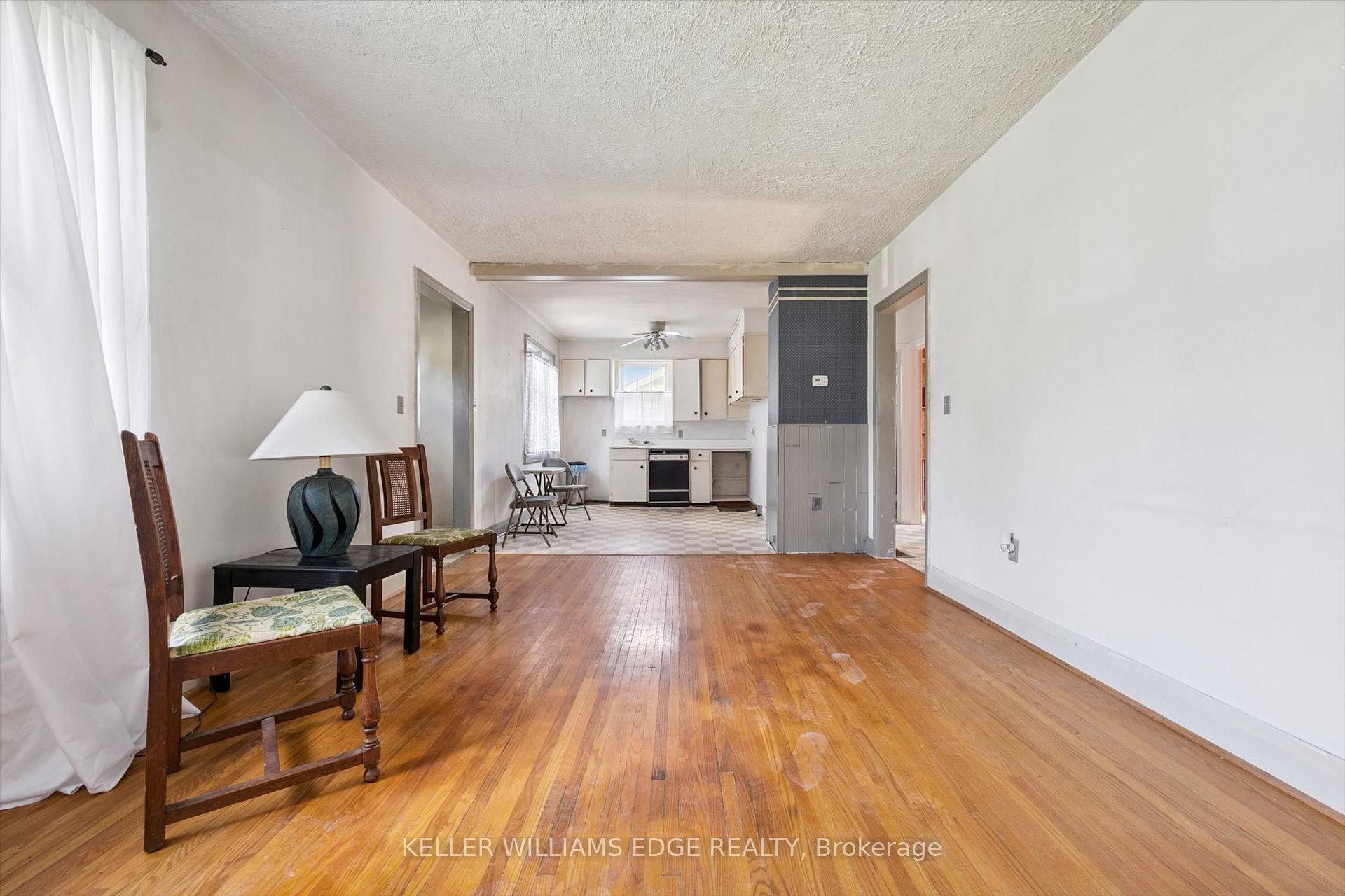 Photo 9 of 23 Mercer Drive, Brampton, Downtown Brampton — HOMEH