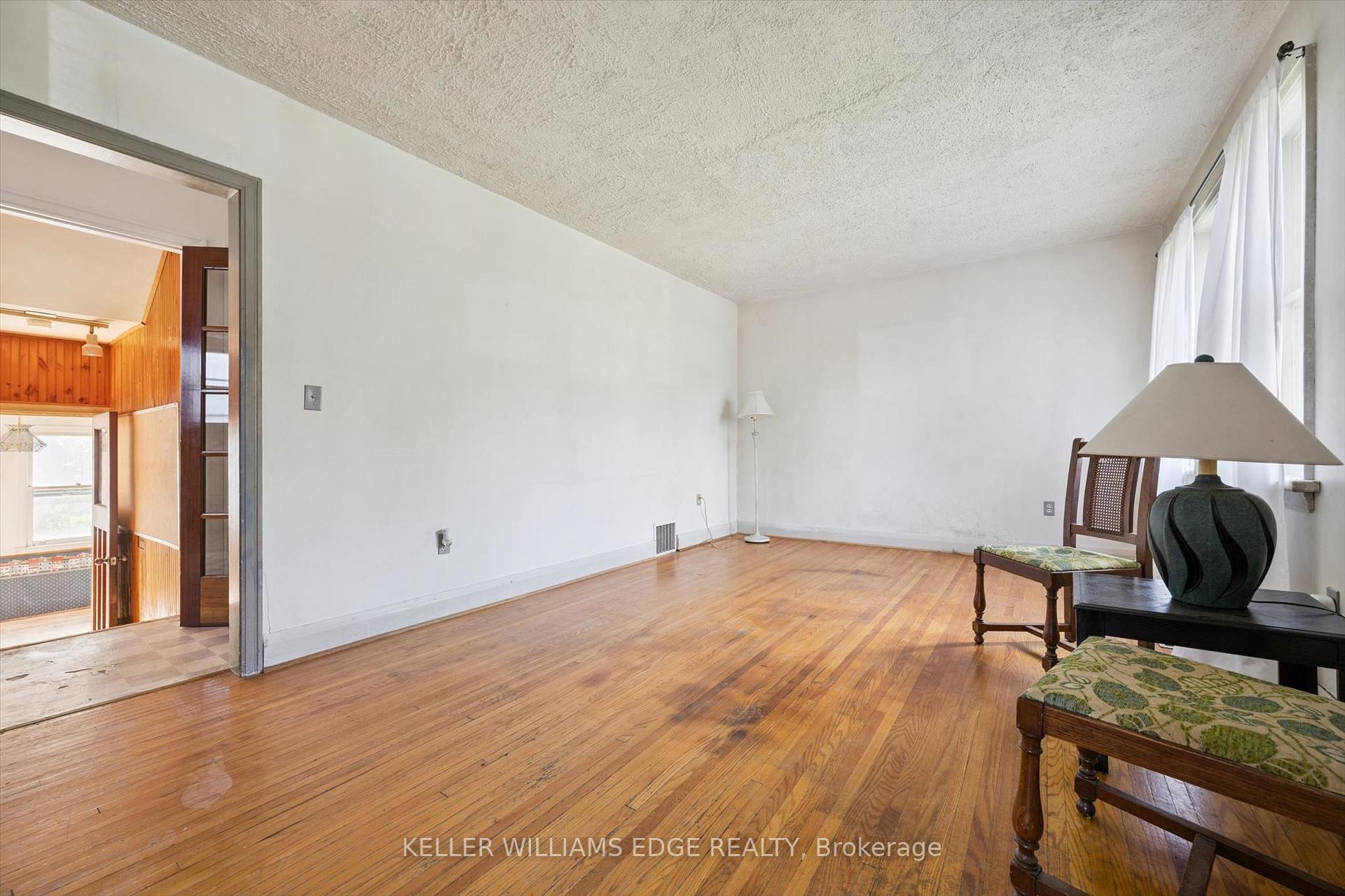 Photo 10 of 23 Mercer Drive, Brampton, Downtown Brampton — HOMEH