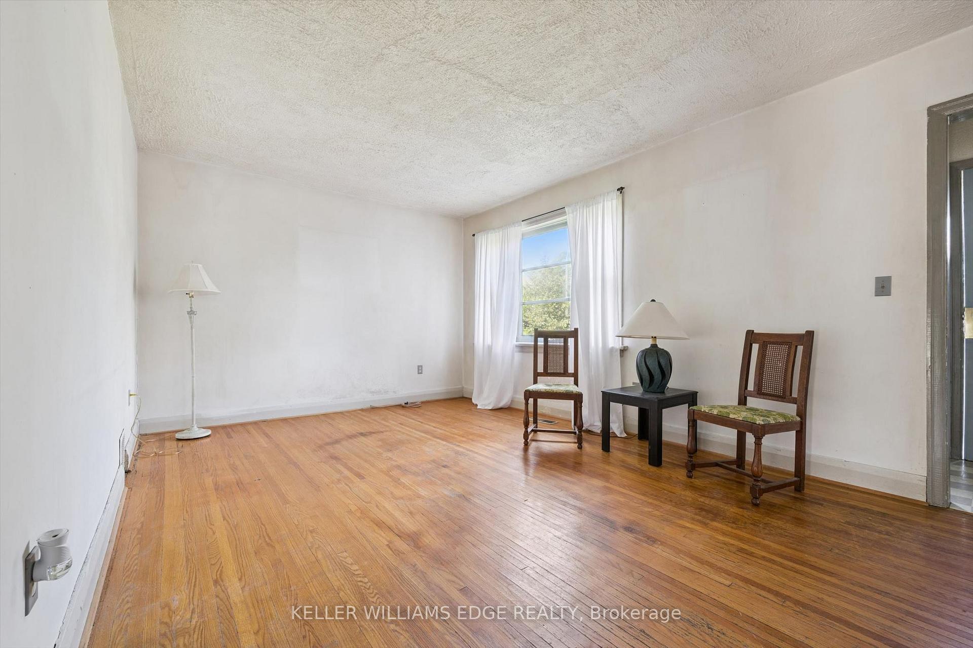 Photo 11 of 23 Mercer Drive, Brampton, Downtown Brampton — HOMEH