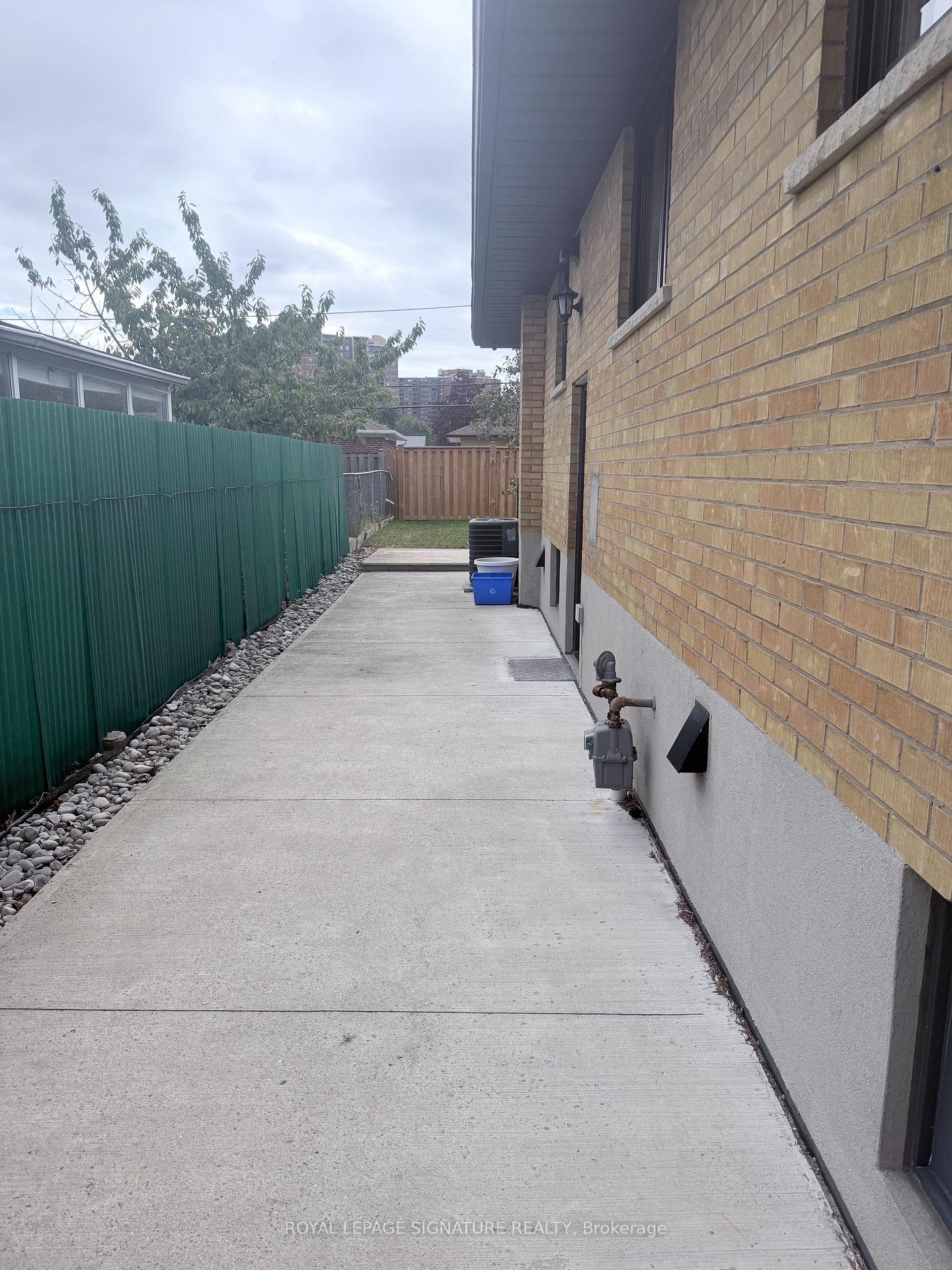 Photo 2 of Unit Lower, 40 Summerfield Crescent, Etobicoke, Eringate-Centennial-West Deane — HOMEH