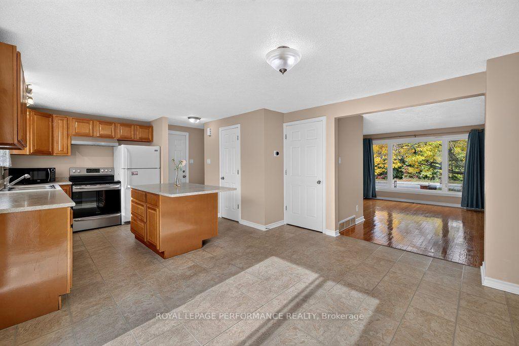 Photo 13 of 2258 Russell Road, Ottawa, Hawthorne Meadows — HOMEH