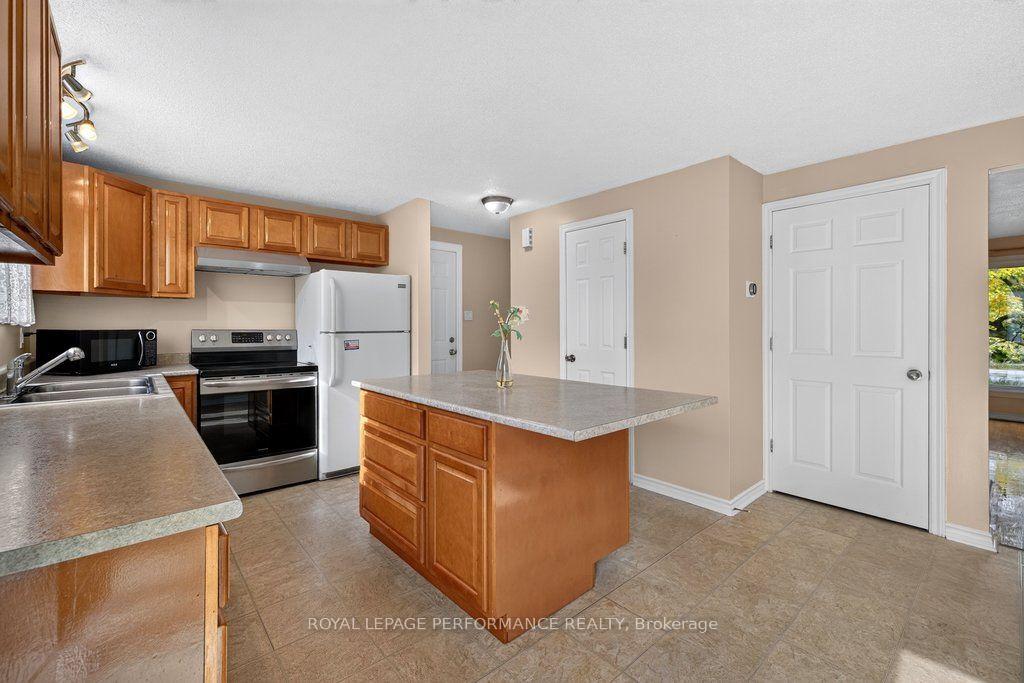 Photo 16 of 2258 Russell Road, Ottawa, Hawthorne Meadows — HOMEH