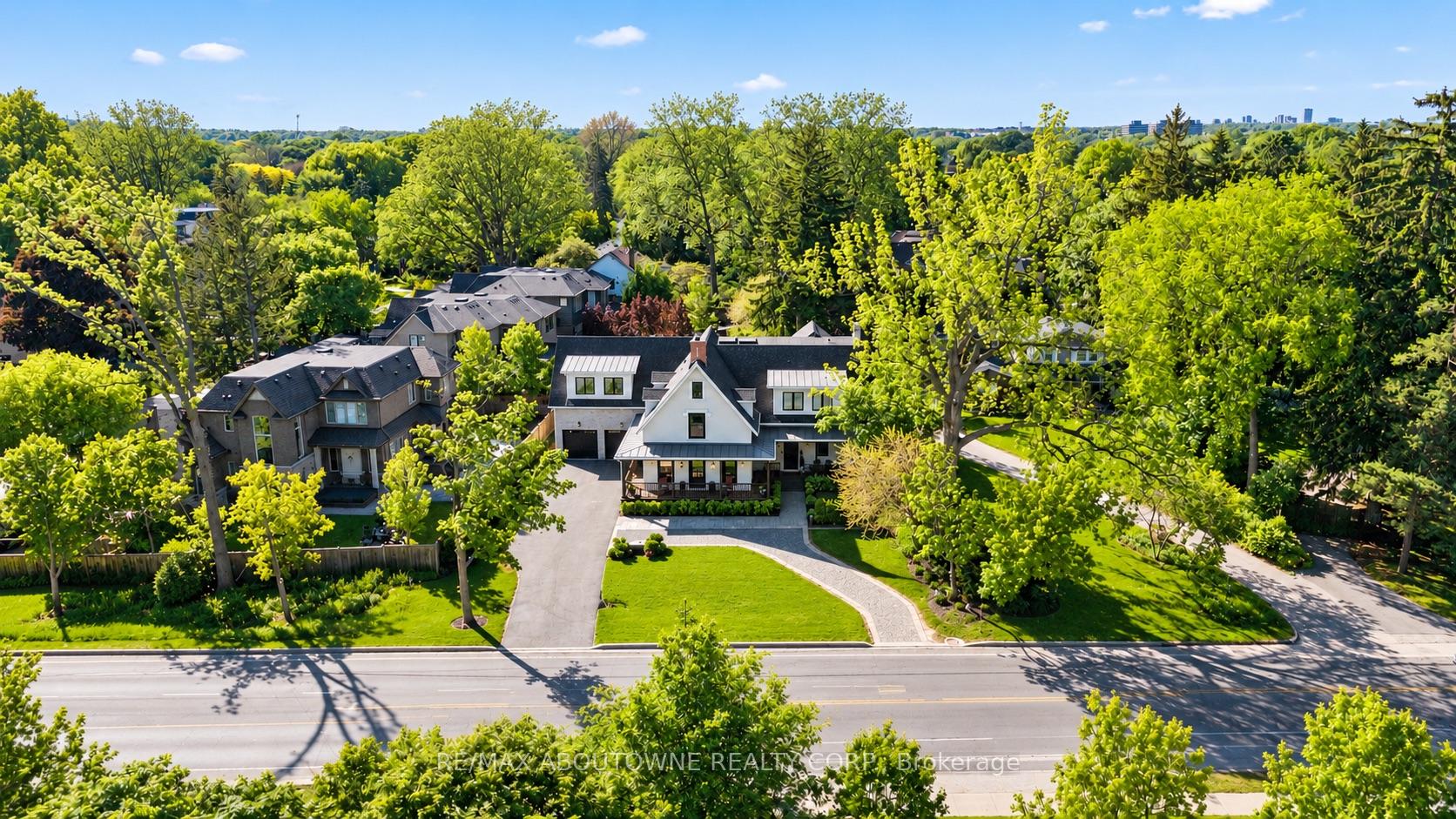 Photo of 489 Lakeshore Road W