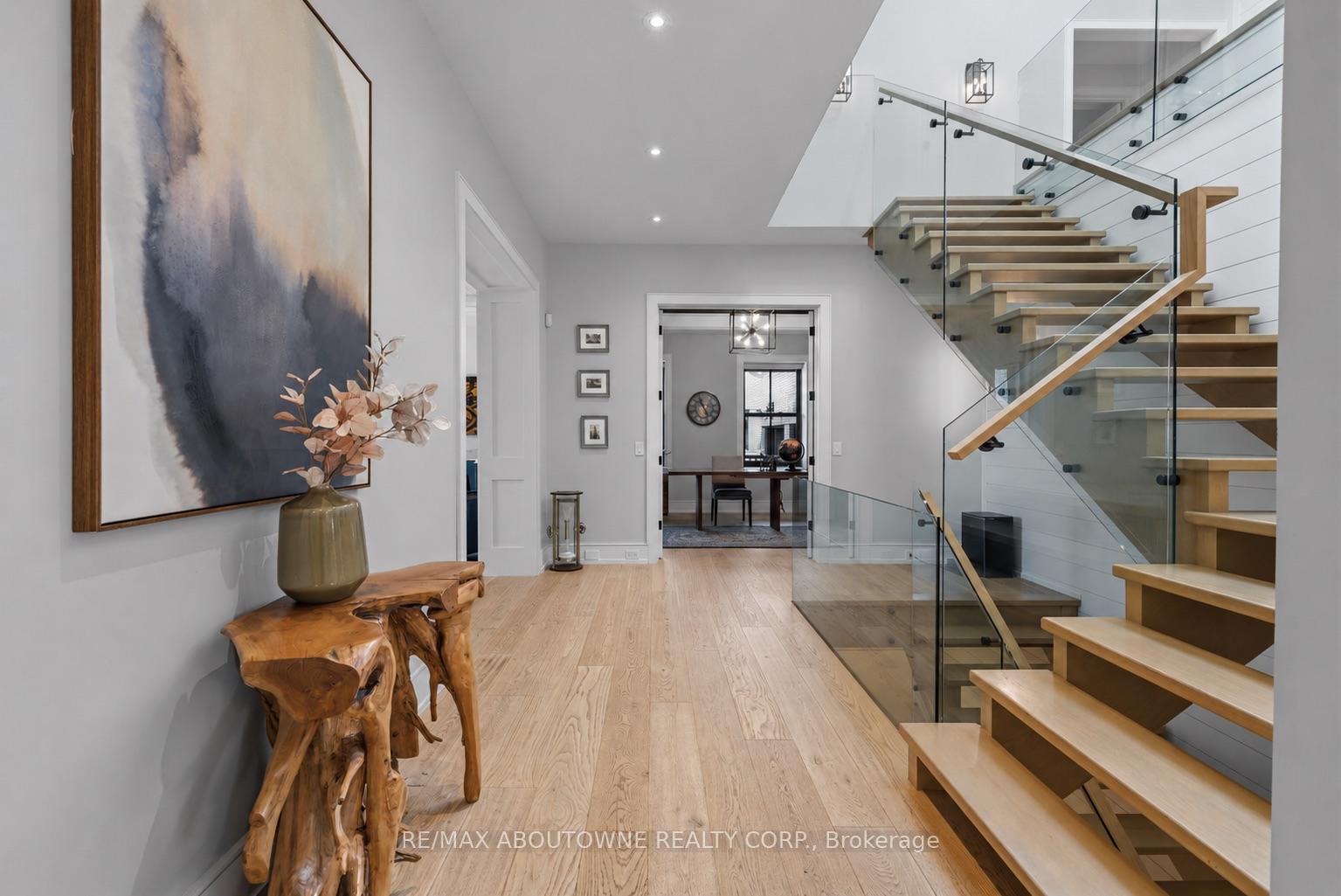 Photo 4 of 489 Lakeshore Road W, Oakville, Southwest — HOMEH