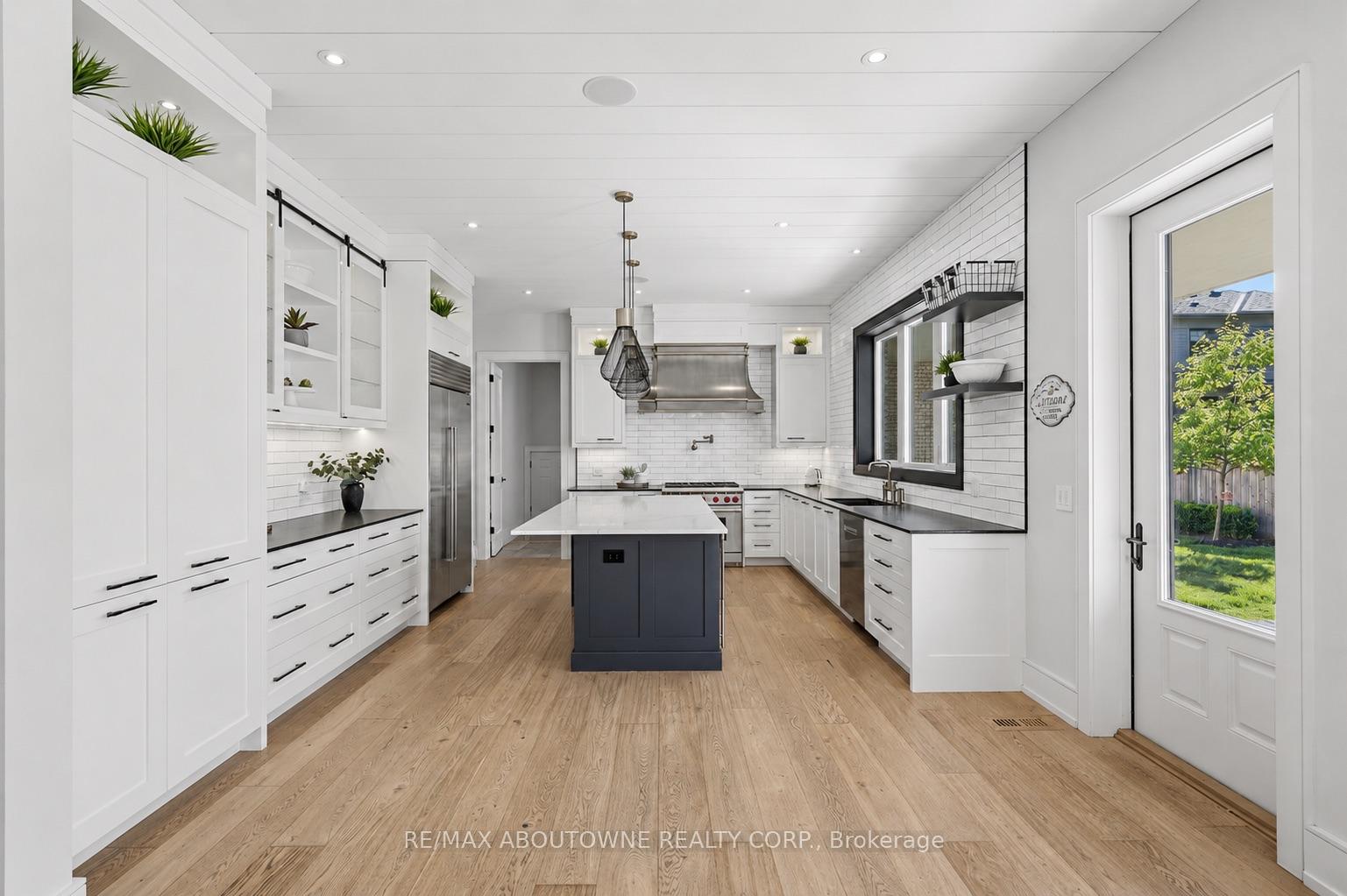 Photo 7 of 489 Lakeshore Road W, Oakville, Southwest — HOMEH