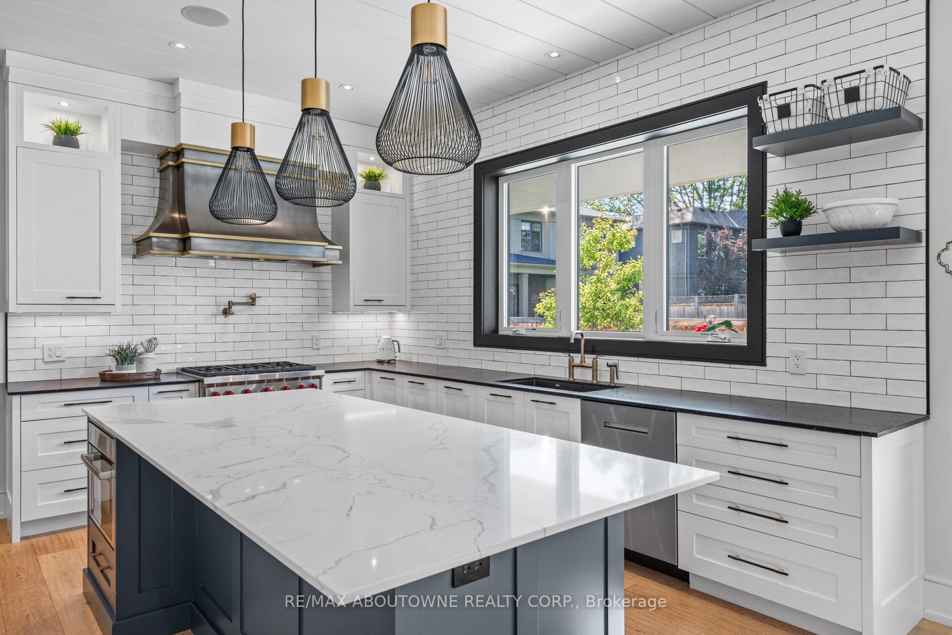 Photo 9 of 489 Lakeshore Road W, Oakville, Southwest — HOMEH
