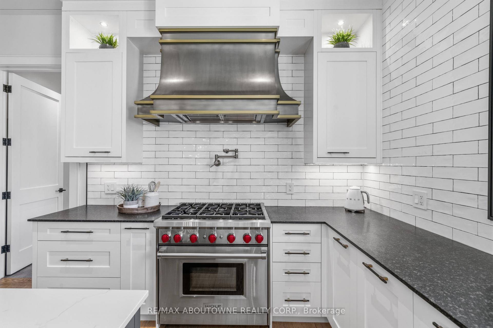 Photo 10 of 489 Lakeshore Road W, Oakville, Southwest — HOMEH