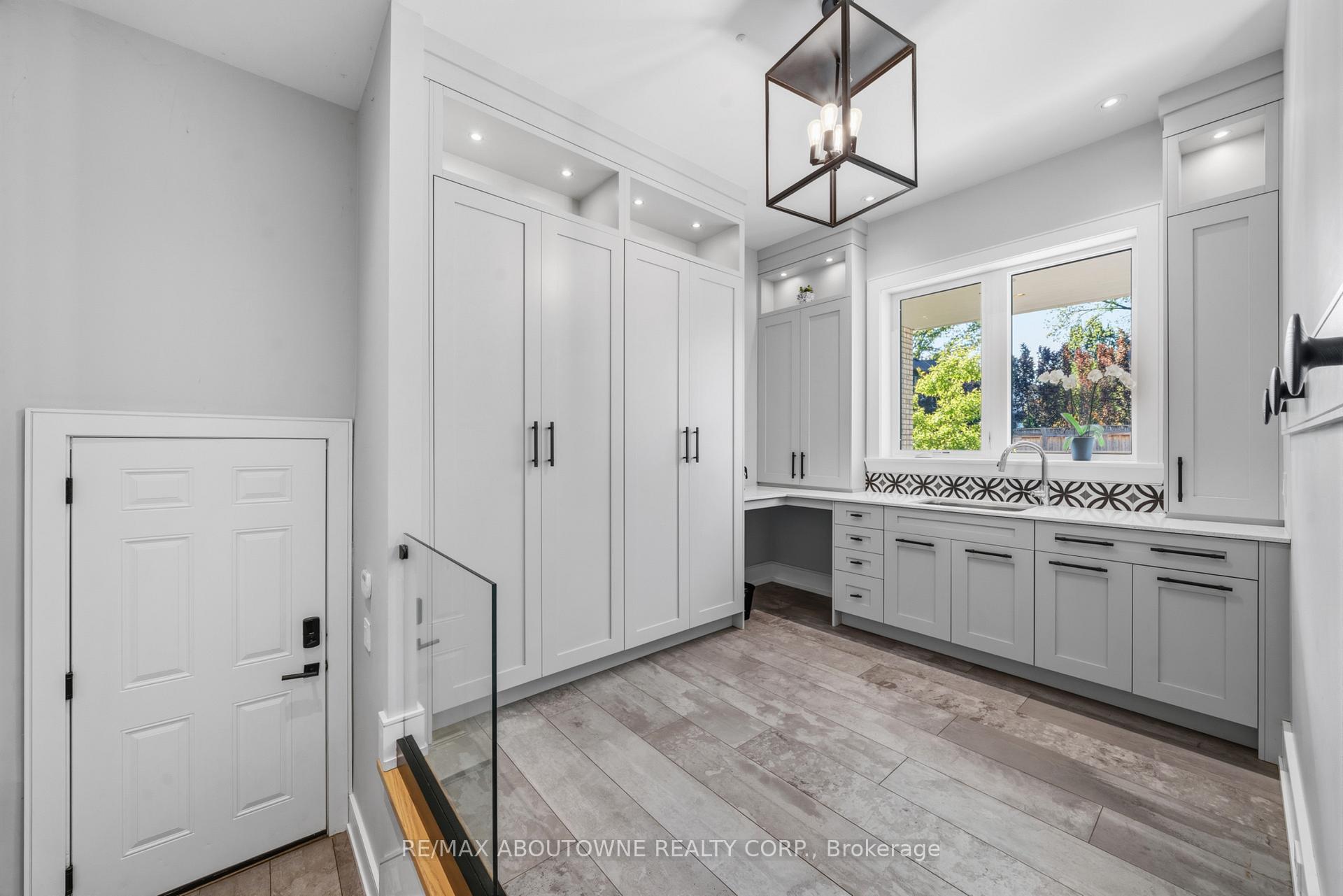 Photo 11 of 489 Lakeshore Road W, Oakville, Southwest — HOMEH
