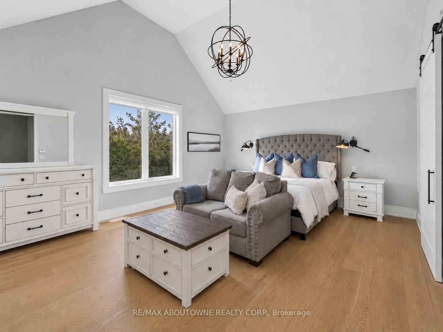 Photo 16 of 489 Lakeshore Road W, Oakville, Southwest — HOMEH
