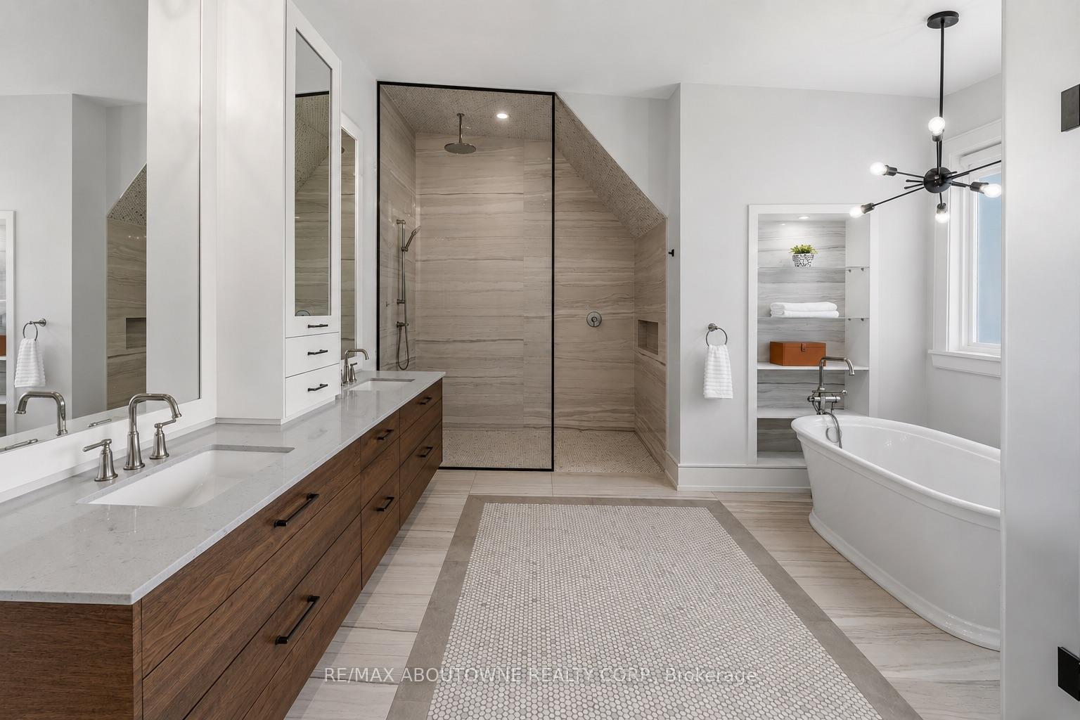 Photo 18 of 489 Lakeshore Road W, Oakville, Southwest — HOMEH