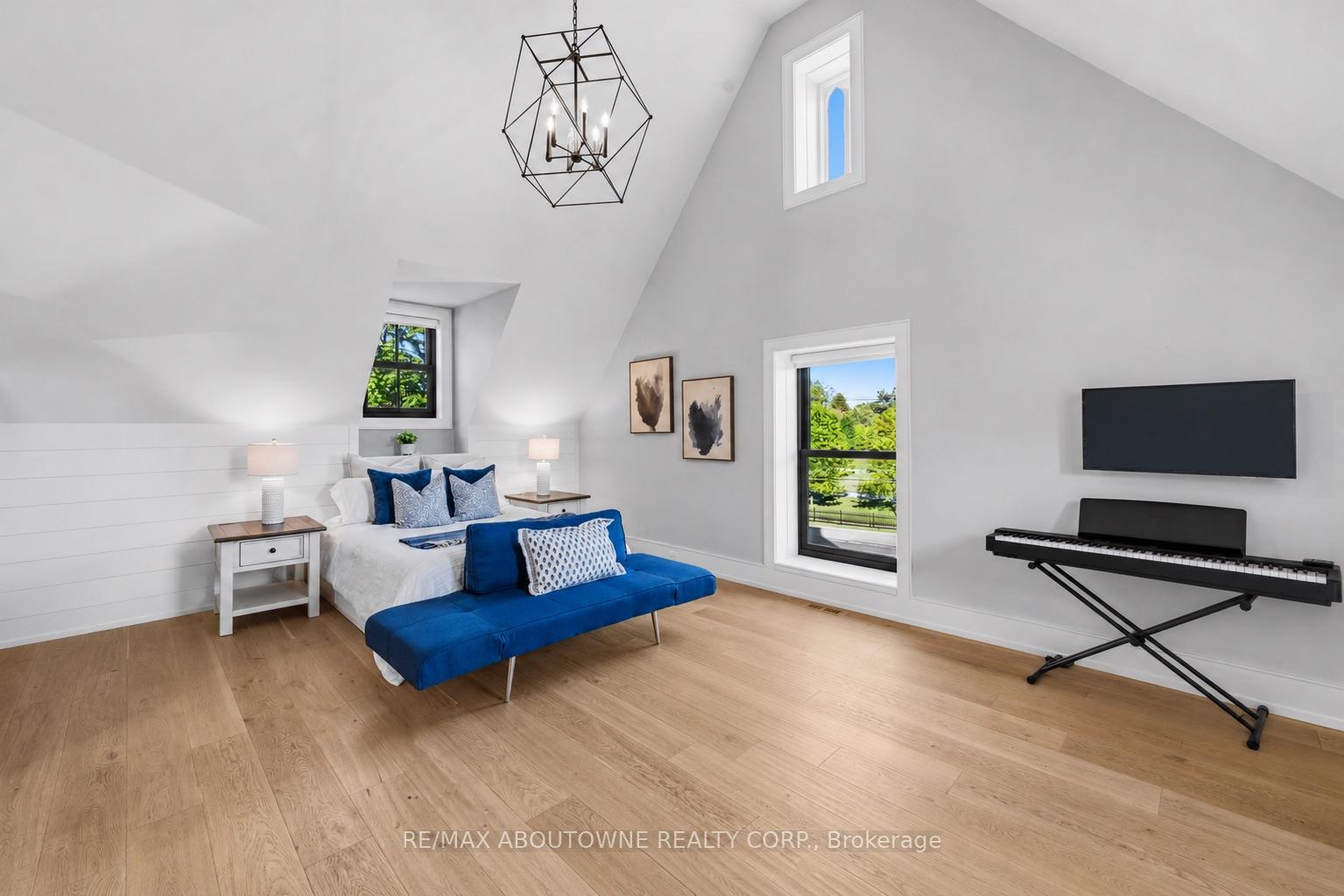 Photo 19 of 489 Lakeshore Road W, Oakville, Southwest — HOMEH