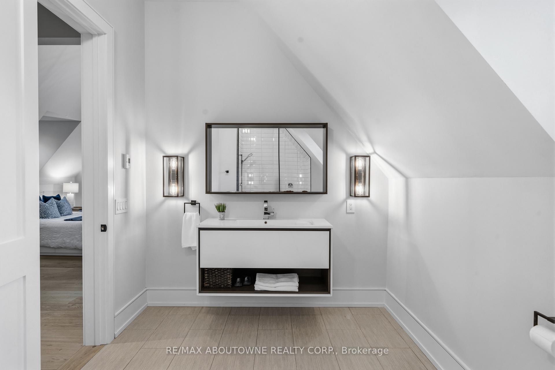 Photo 20 of 489 Lakeshore Road W, Oakville, Southwest — HOMEH