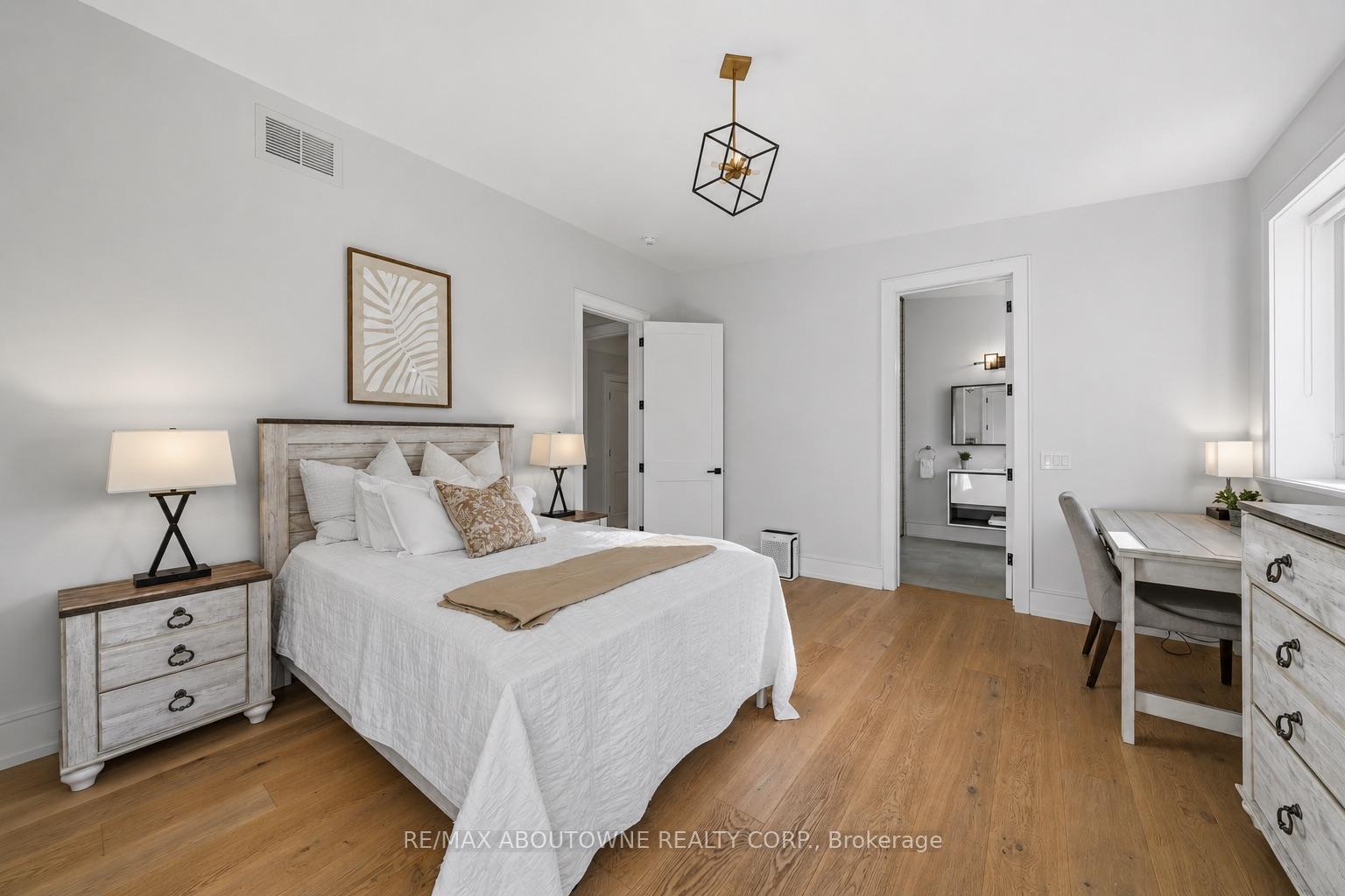 Photo 23 of 489 Lakeshore Road W, Oakville, Southwest — HOMEH