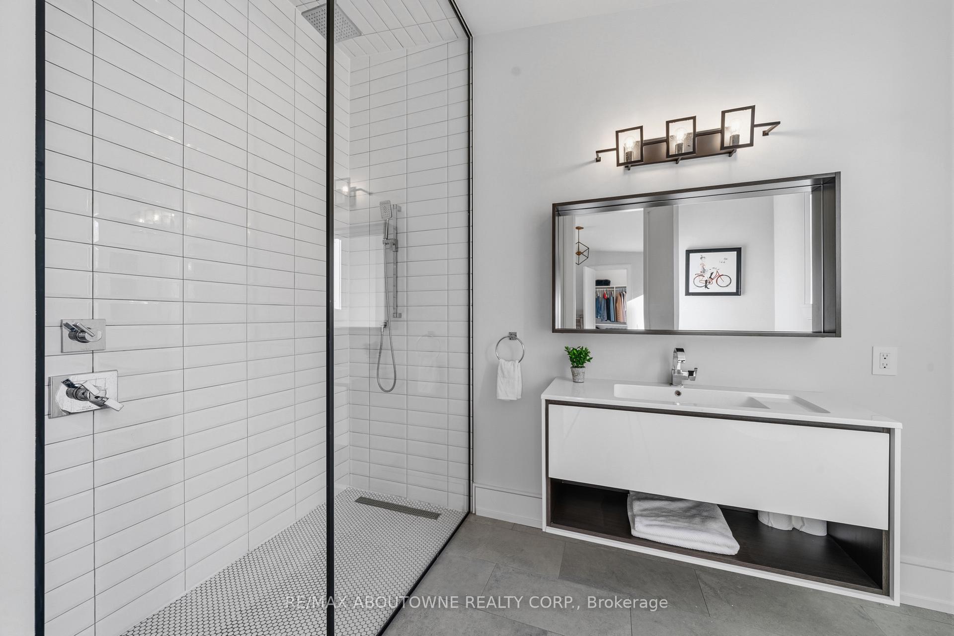 Photo 24 of 489 Lakeshore Road W, Oakville, Southwest — HOMEH