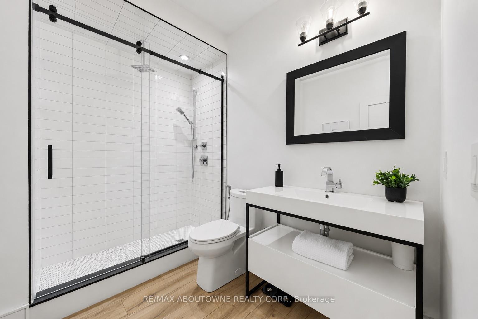 Photo 31 of 489 Lakeshore Road W, Oakville, Southwest — HOMEH