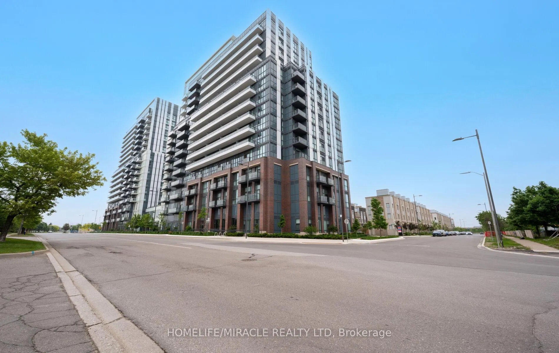 Front of Unit 1607, 10 Honeycrisp Crescent