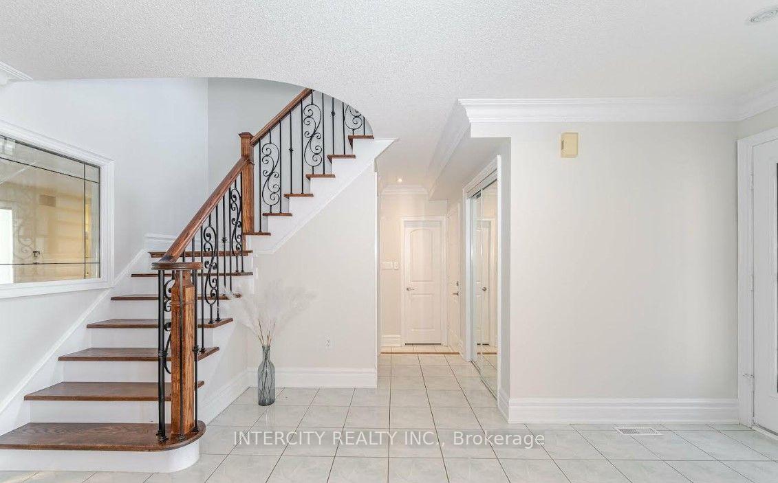 Photo 6 of 724 Peter Robertson Boulevard, Brampton, Sandringham-Wellington — HOMEH