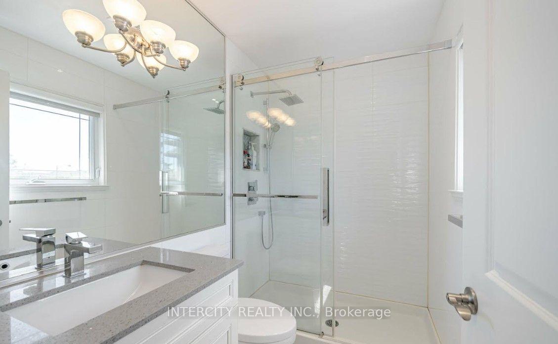 Photo 12 of 724 Peter Robertson Boulevard, Brampton, Sandringham-Wellington — HOMEH