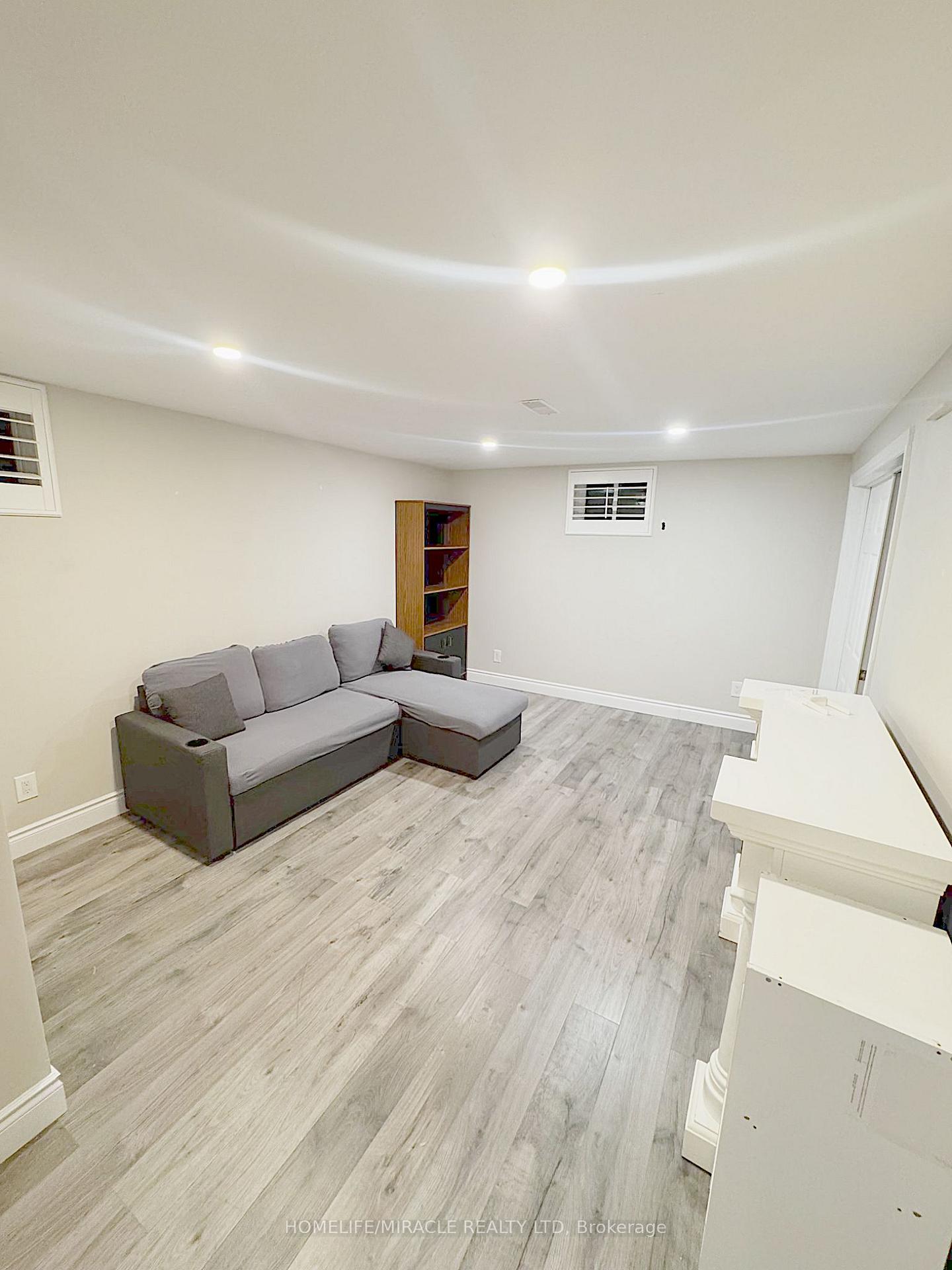 Photo of 925 Byron Street N