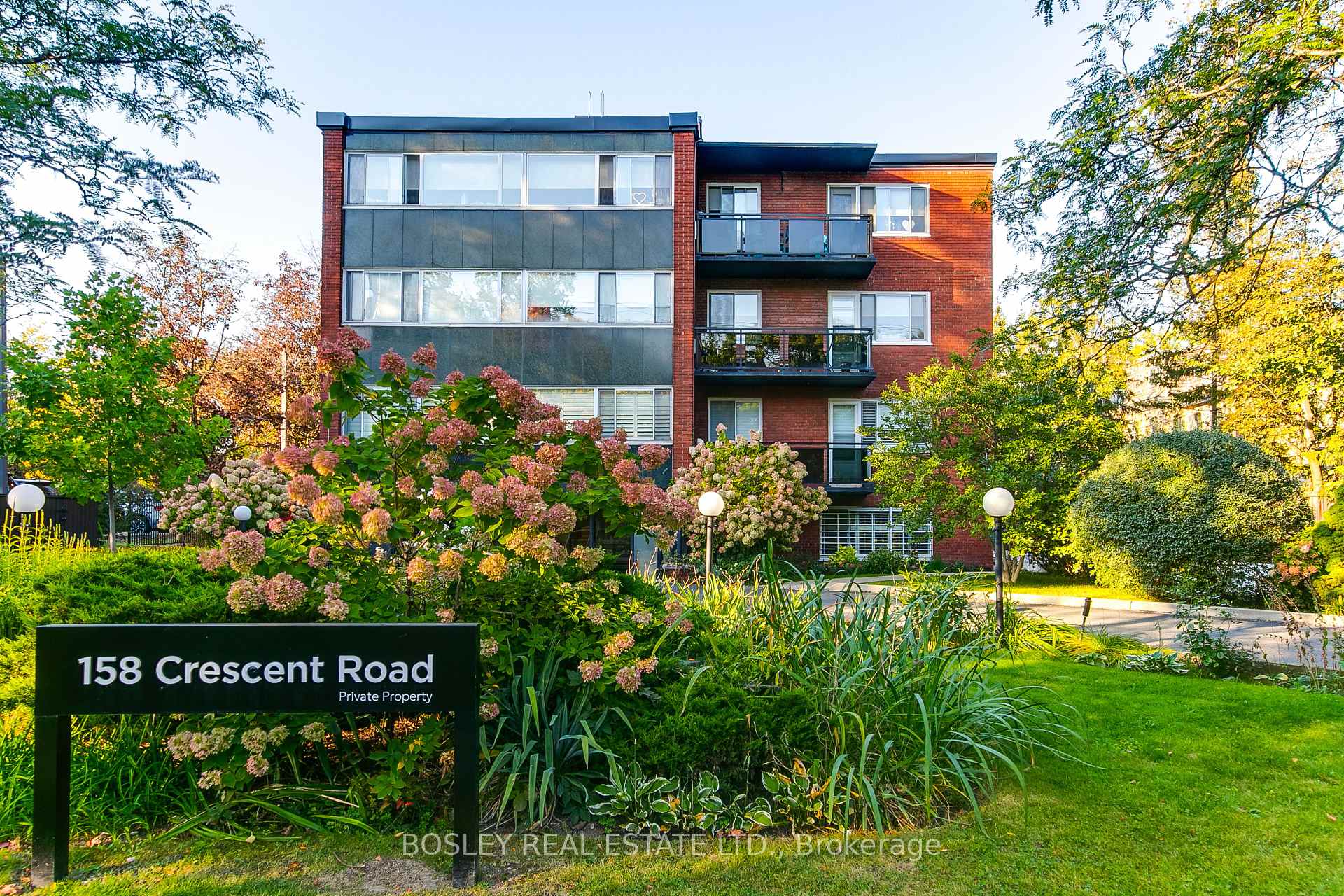 Photo 3 of Unit 404, 158 Crescent Road, Toronto, Rosedale-Moore Park — HOMEH
