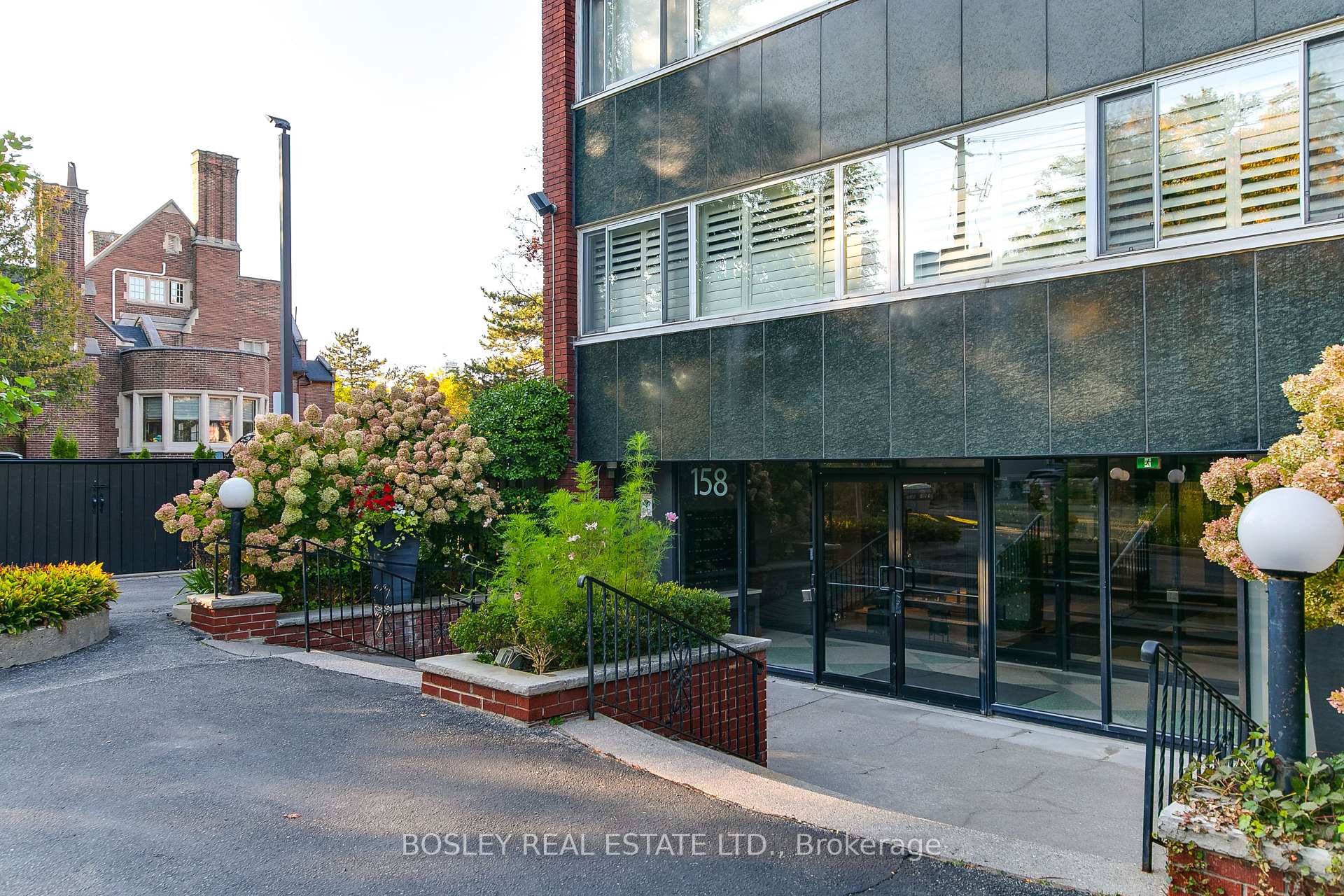 Photo 4 of Unit 404, 158 Crescent Road, Toronto, Rosedale-Moore Park — HOMEH