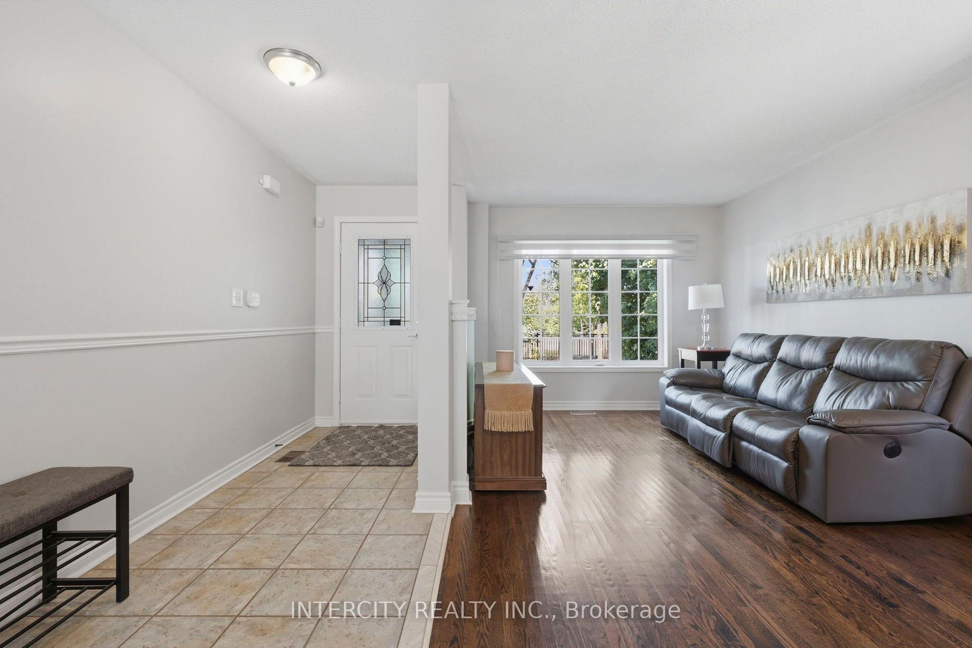 Photo 7 of 93 Chalone Crescent, Vaughan, Sonoma Heights — HOMEH