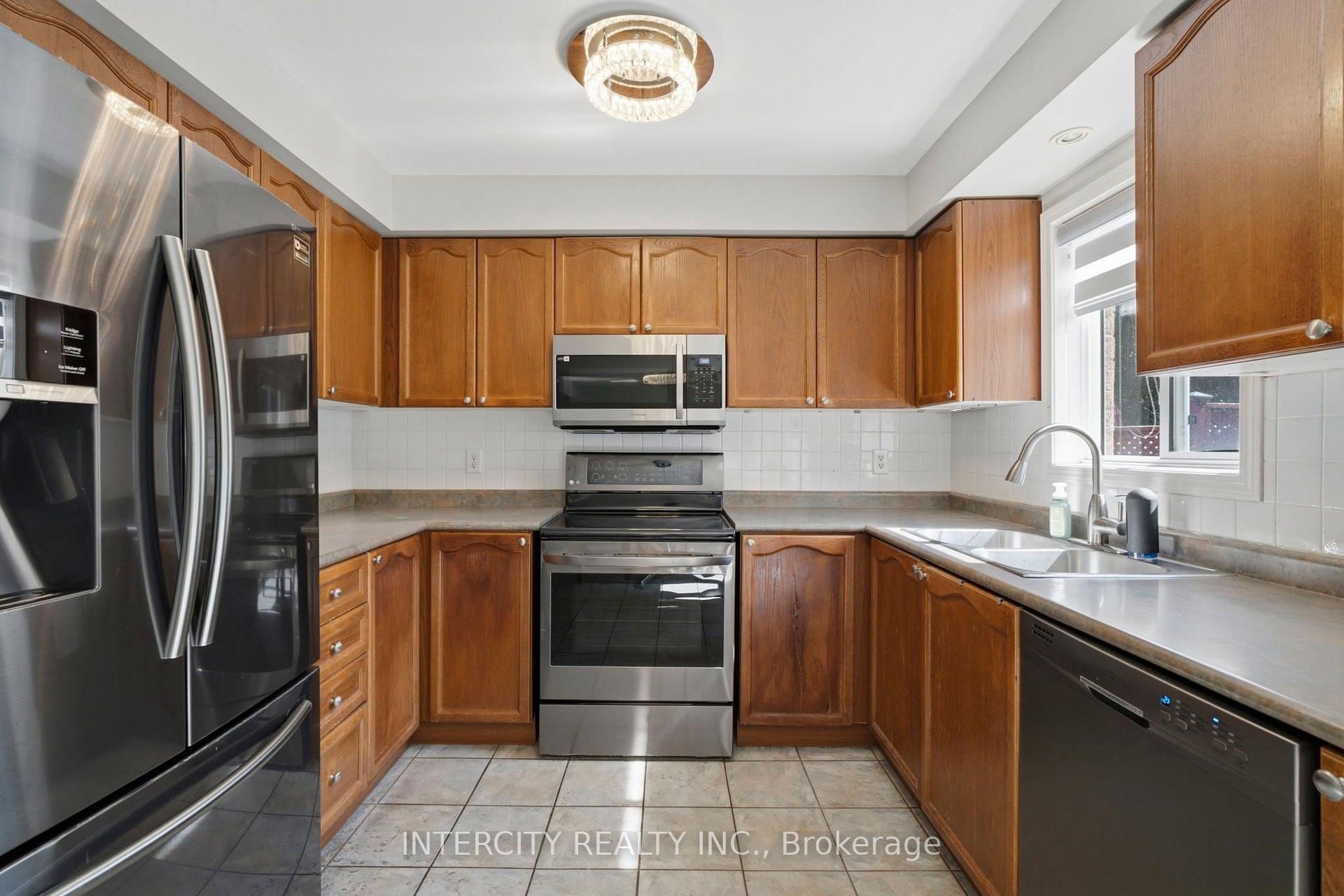 Photo 14 of 93 Chalone Crescent, Vaughan, Sonoma Heights — HOMEH