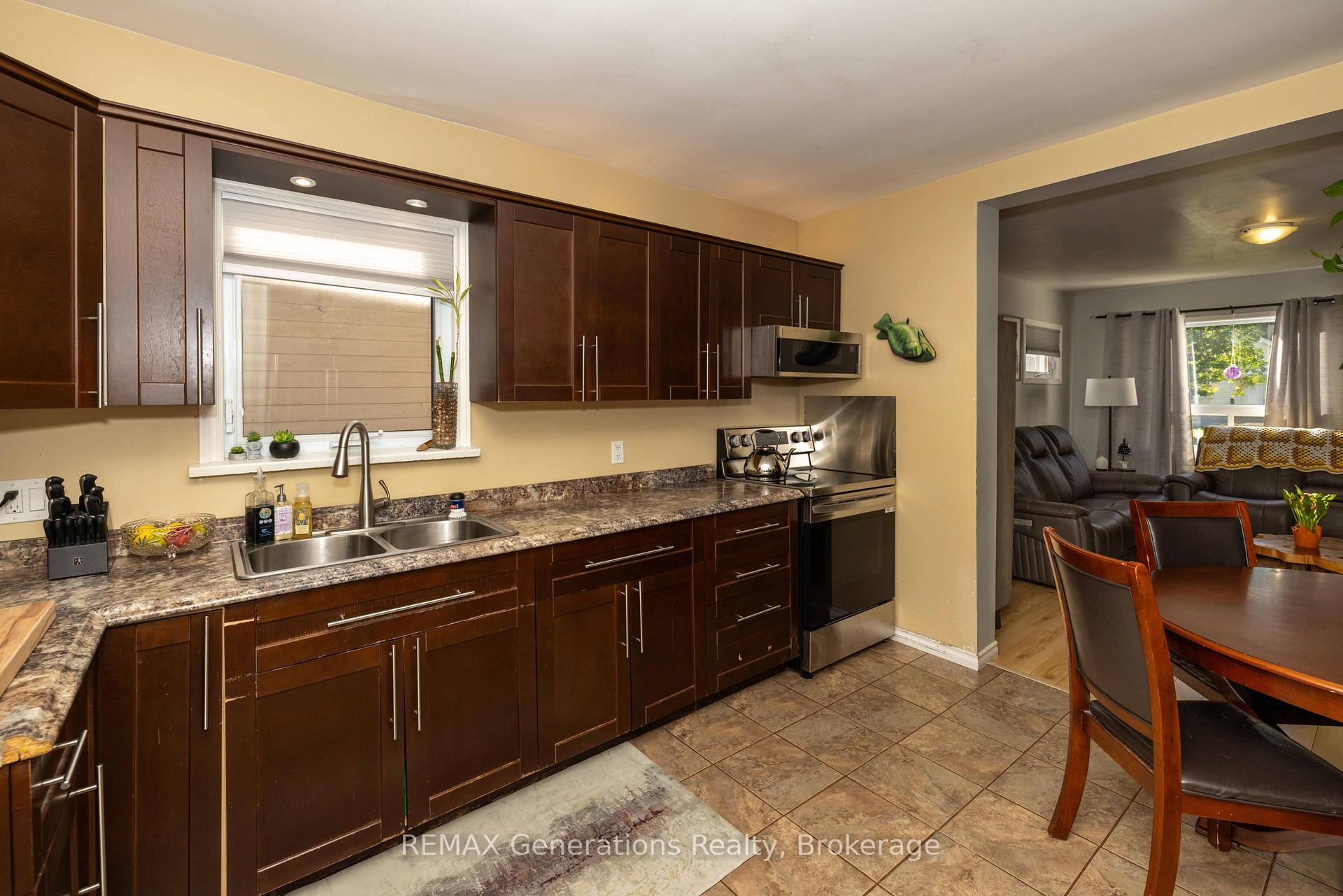 Photo 4 of 45 High Street N, Thunder Bay, College Heights — HOMEH