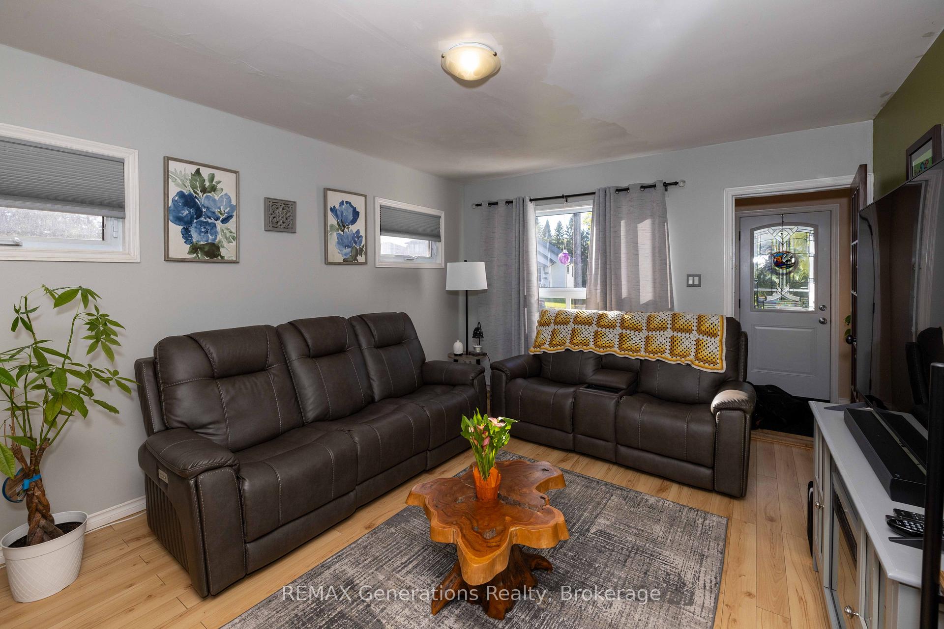 Photo 9 of 45 High Street N, Thunder Bay, College Heights — HOMEH