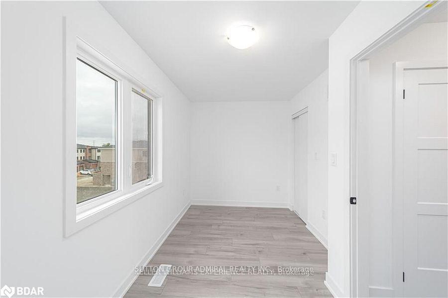 Photo 3 of 45 Hay Lane, Barrie, Innis-Shore — HOMEH
