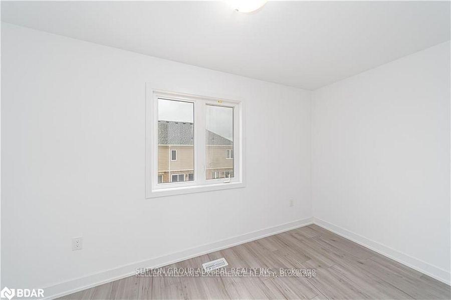 Photo 4 of 45 Hay Lane, Barrie, Innis-Shore — HOMEH