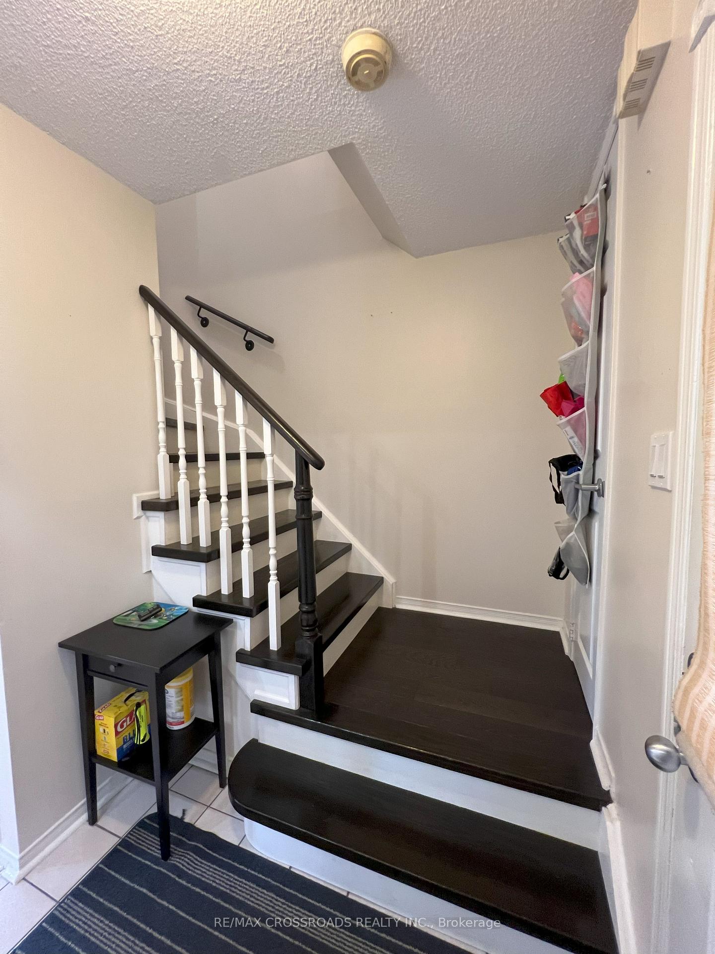 Photo 4 of 51 Hood Crescent, Brampton, Fletcher's West — HOMEH