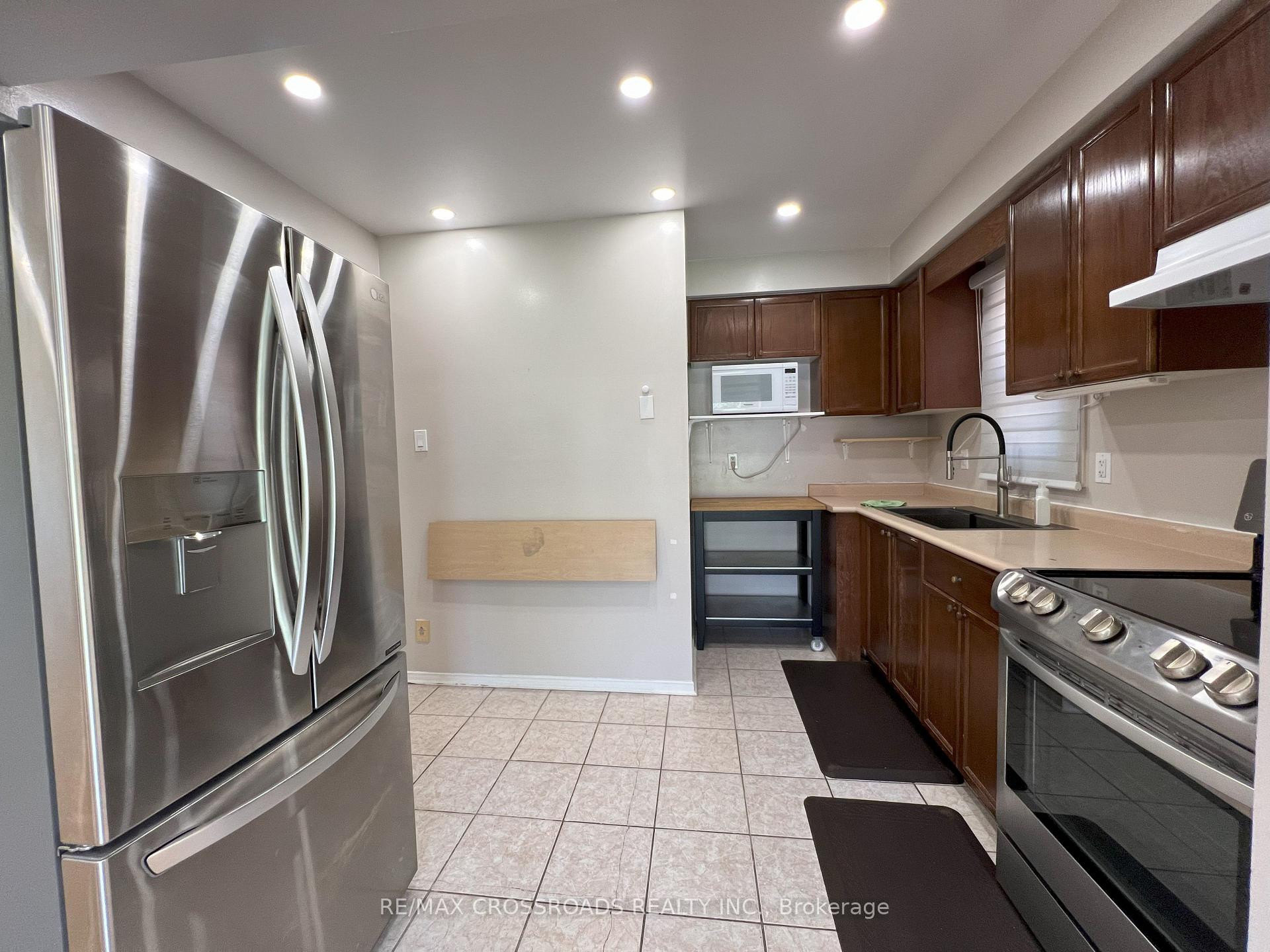 Photo 9 of 51 Hood Crescent, Brampton, Fletcher's West — HOMEH